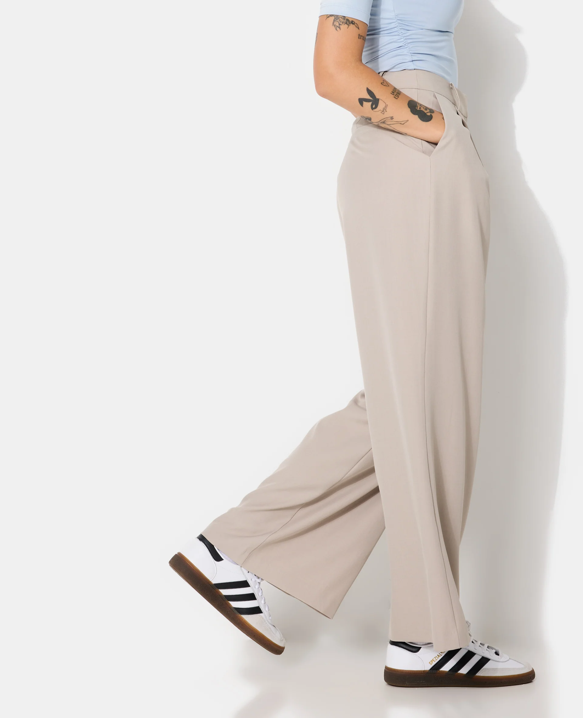 Pantalon large et droit avec pinces