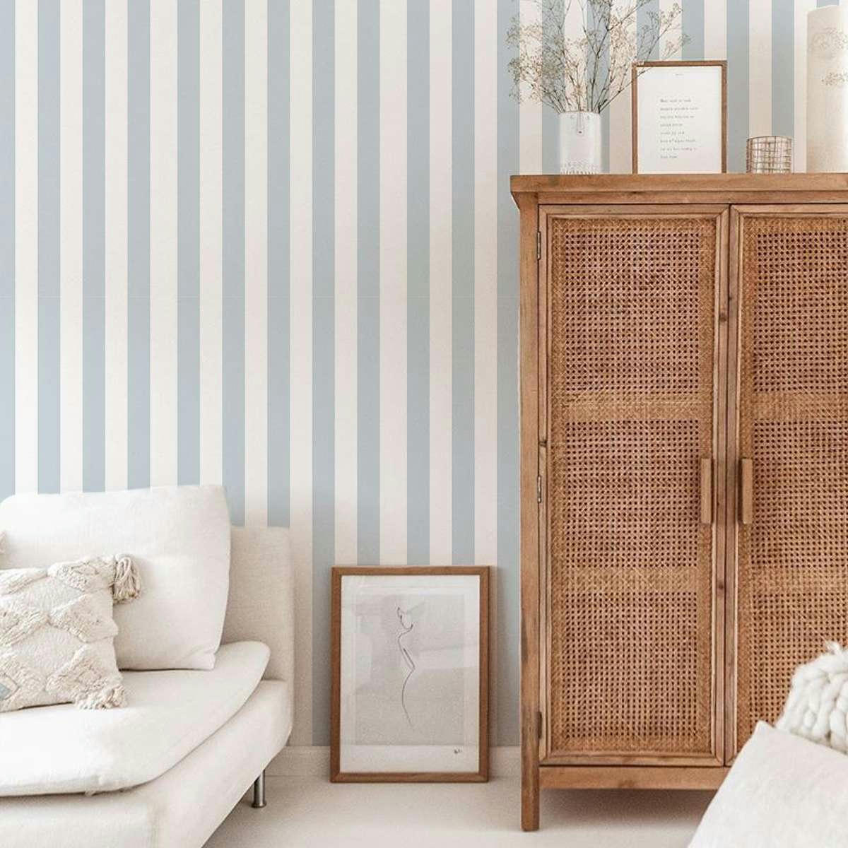 STRIPES - Papier peint vinyle adhésif lignes poudre bleu 50x300 cm