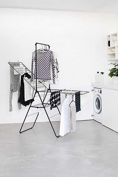 étendoir à linge 25 m Brabantia Hangon avec portant à cintre coloris noir