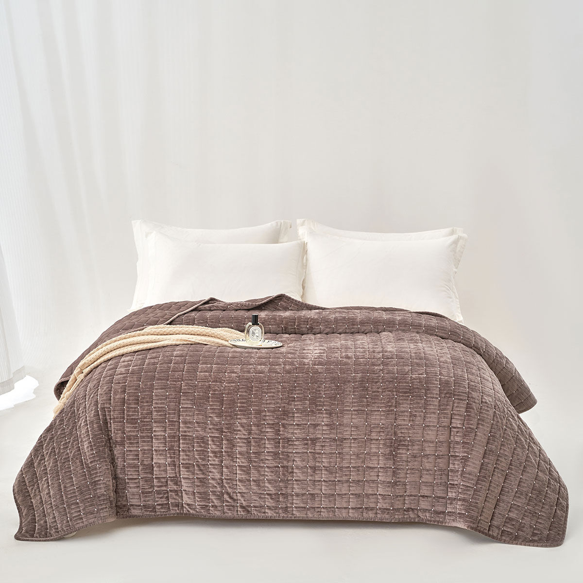 Edredão SEATTLE taupe em veludo 240x260cm