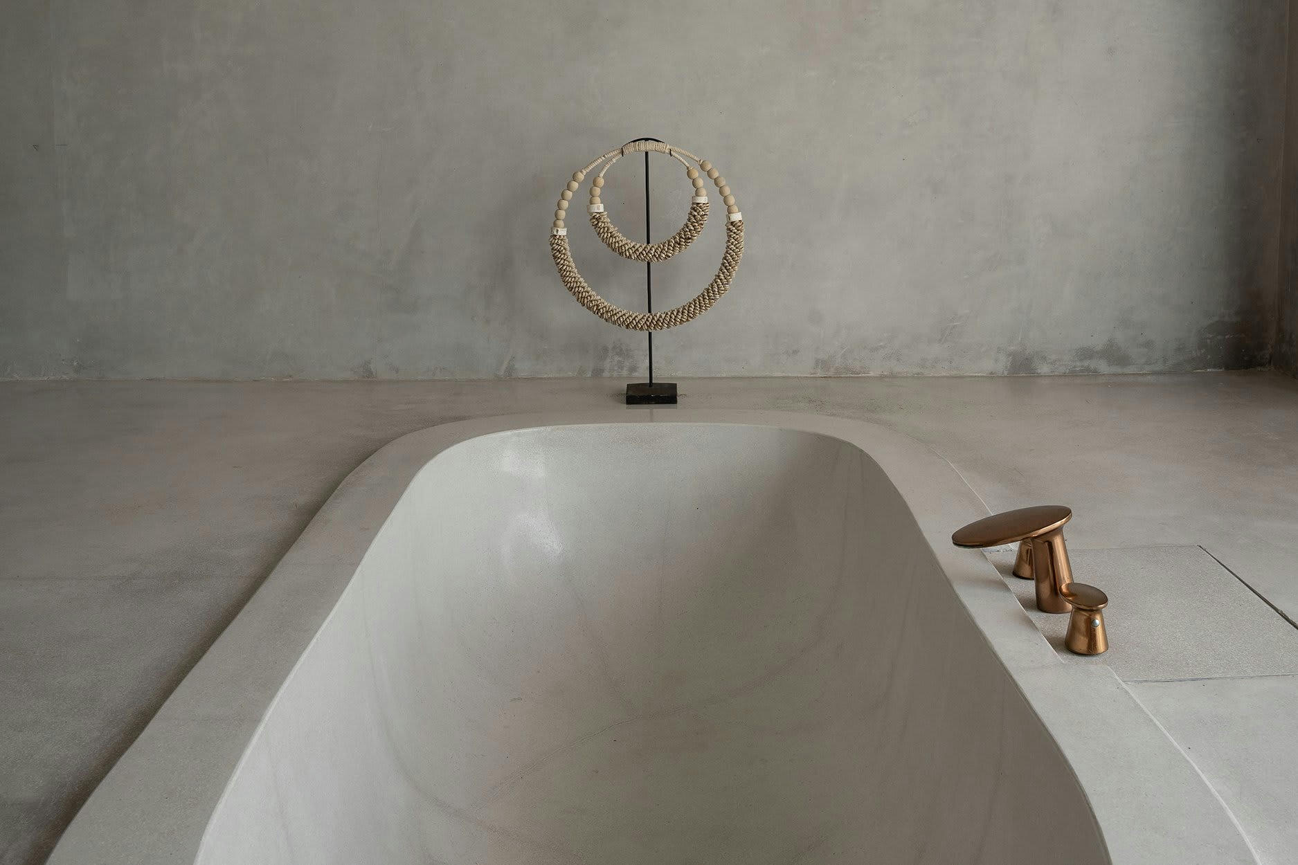 SHELL - Statue en coquillage sur socle en métal naturel