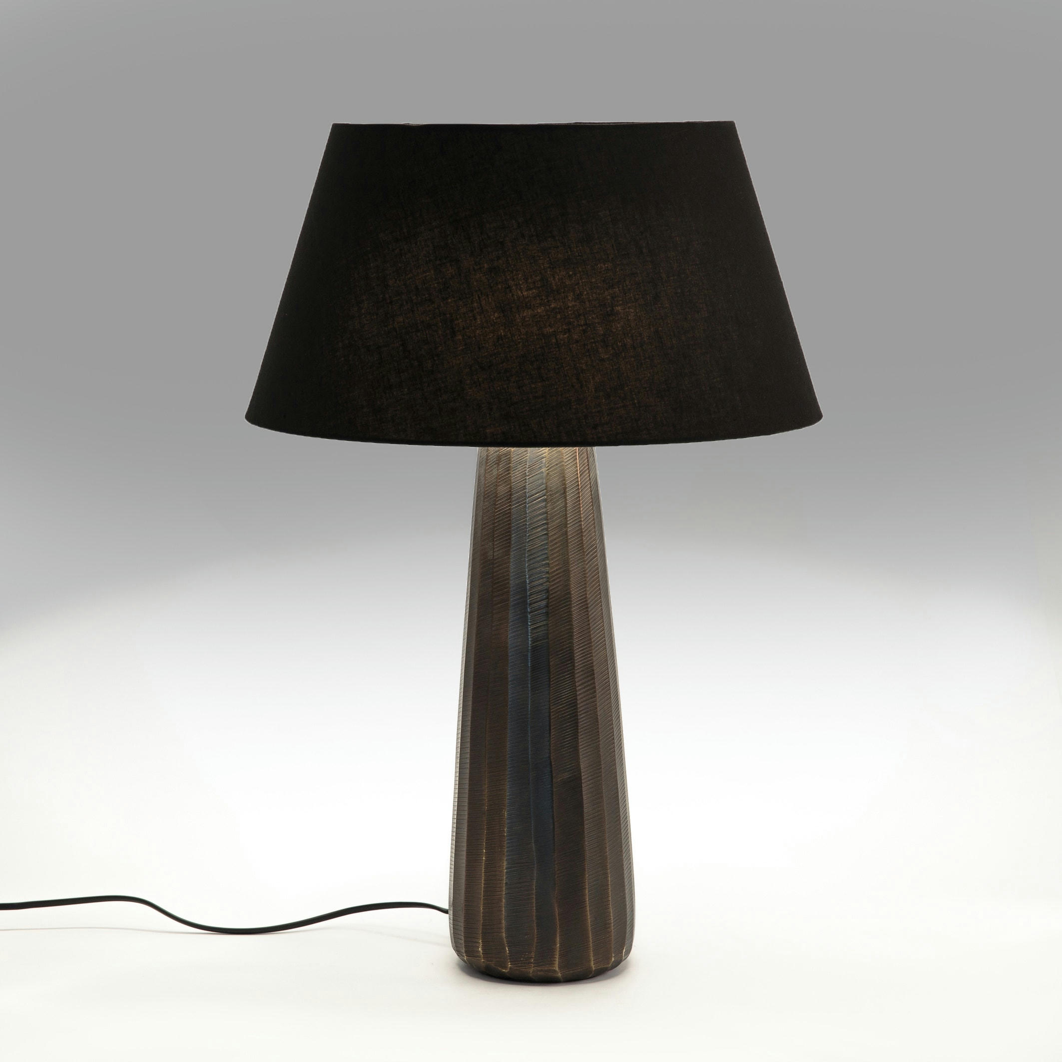 Lampe à poser métal gravé Lotka