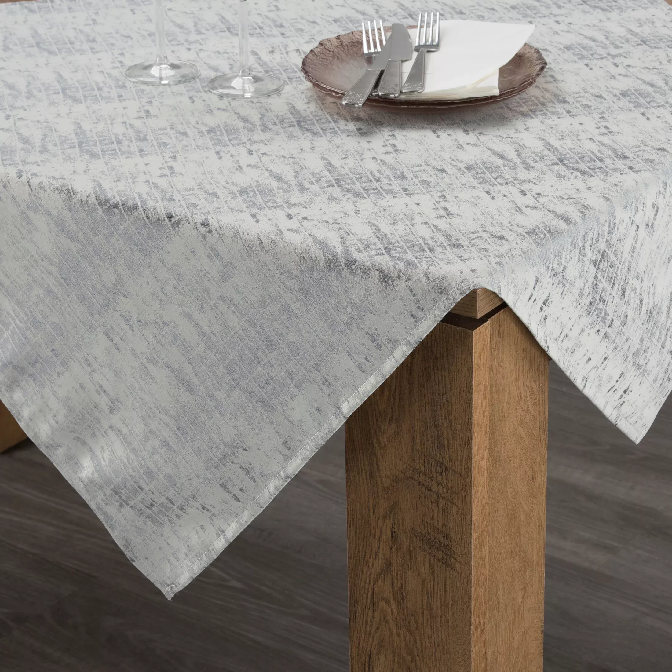 Obrus srebrny 140x220 cm żakardowy ALINA z subtelnym delikatnym wzorem przecierki
