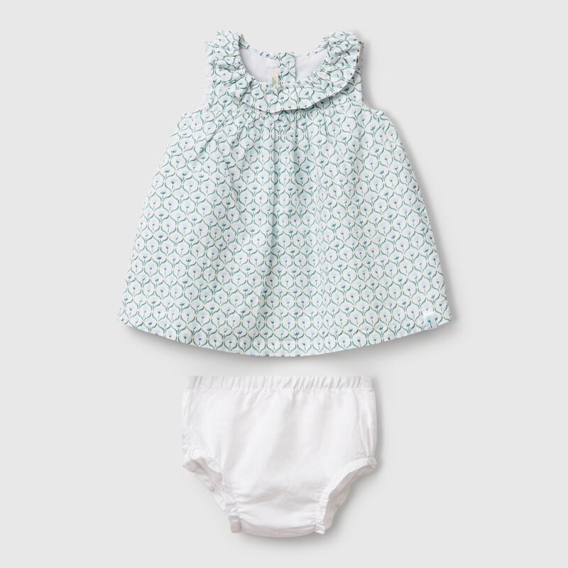 Dress with ruffled collar