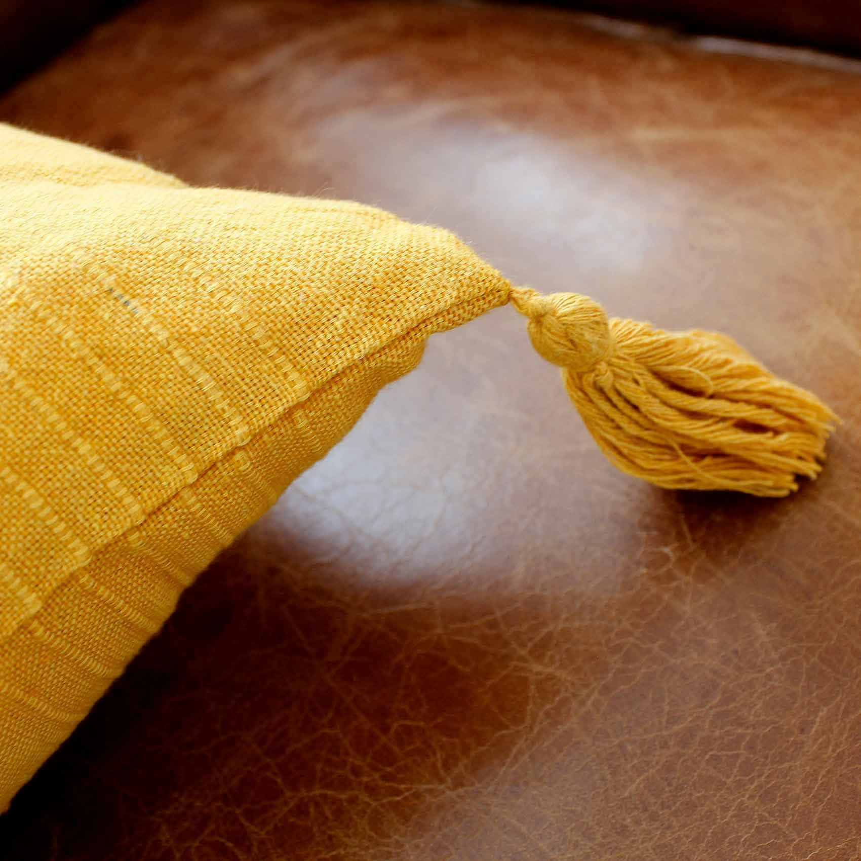 - Coussin déhoussable en coton recyclé moutarde 