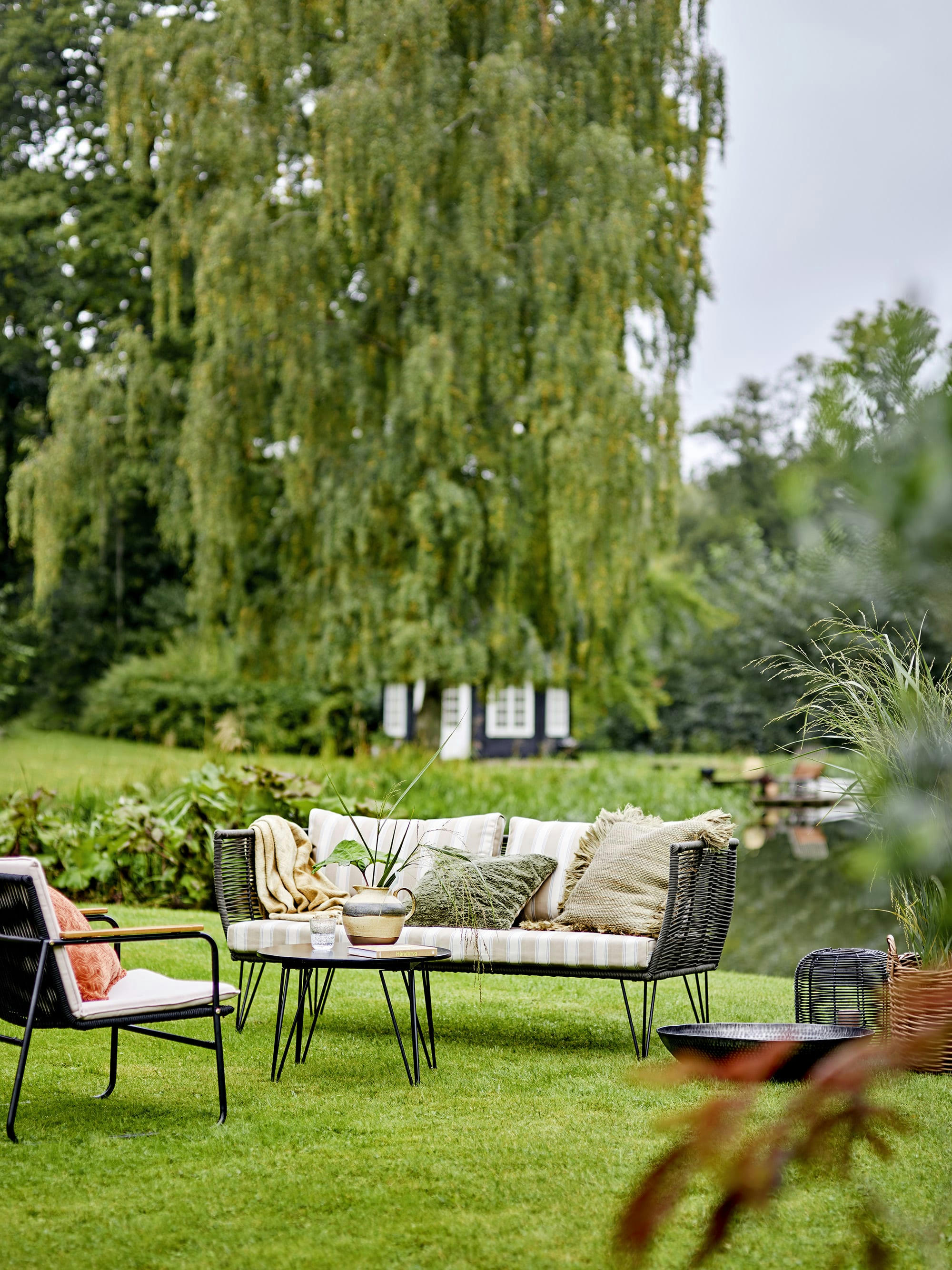 - Fauteuil en tissu et métal blanc