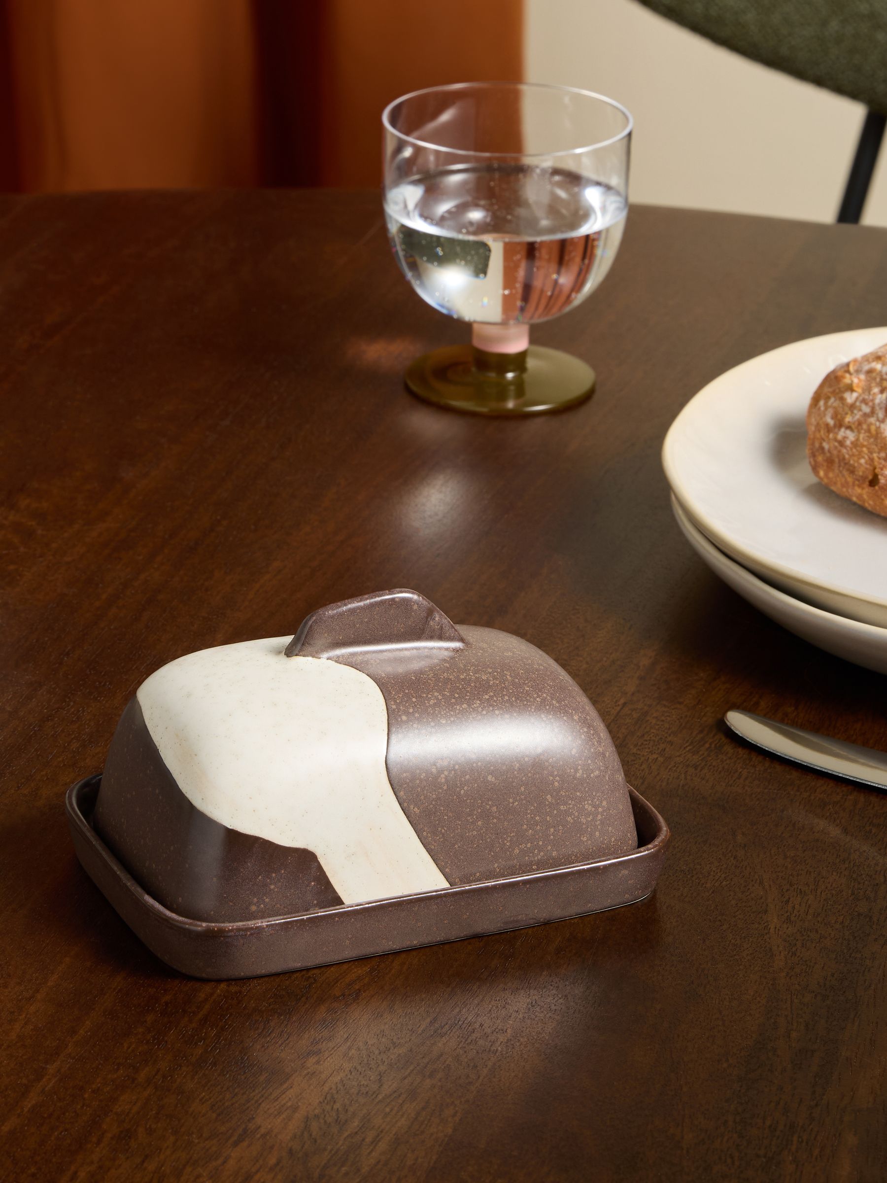 Enzo Butter Dish in Brown