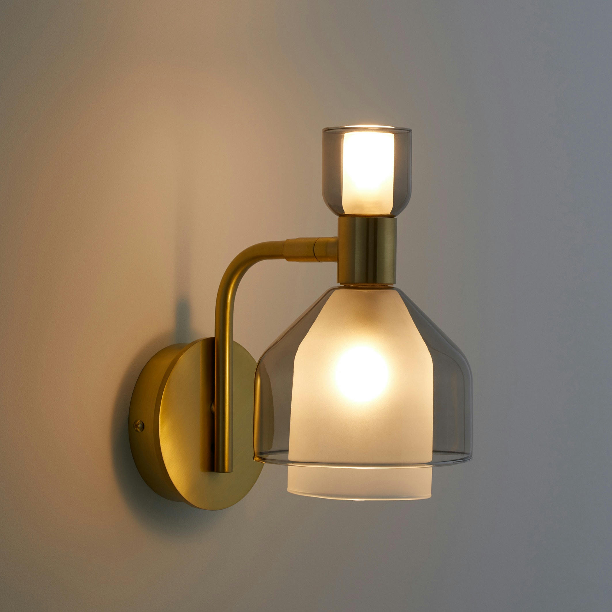 Applique métal fer laitonné et verre fumé, Amoris