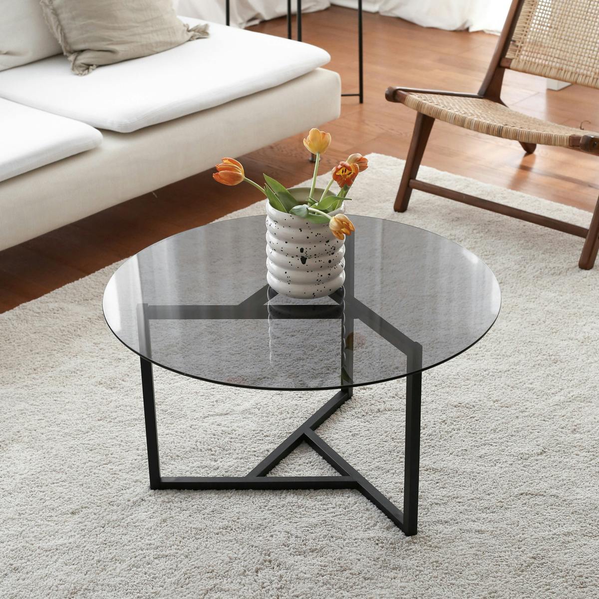 Table basse ronde verre fumé, pied noir 3 branches TULUM
