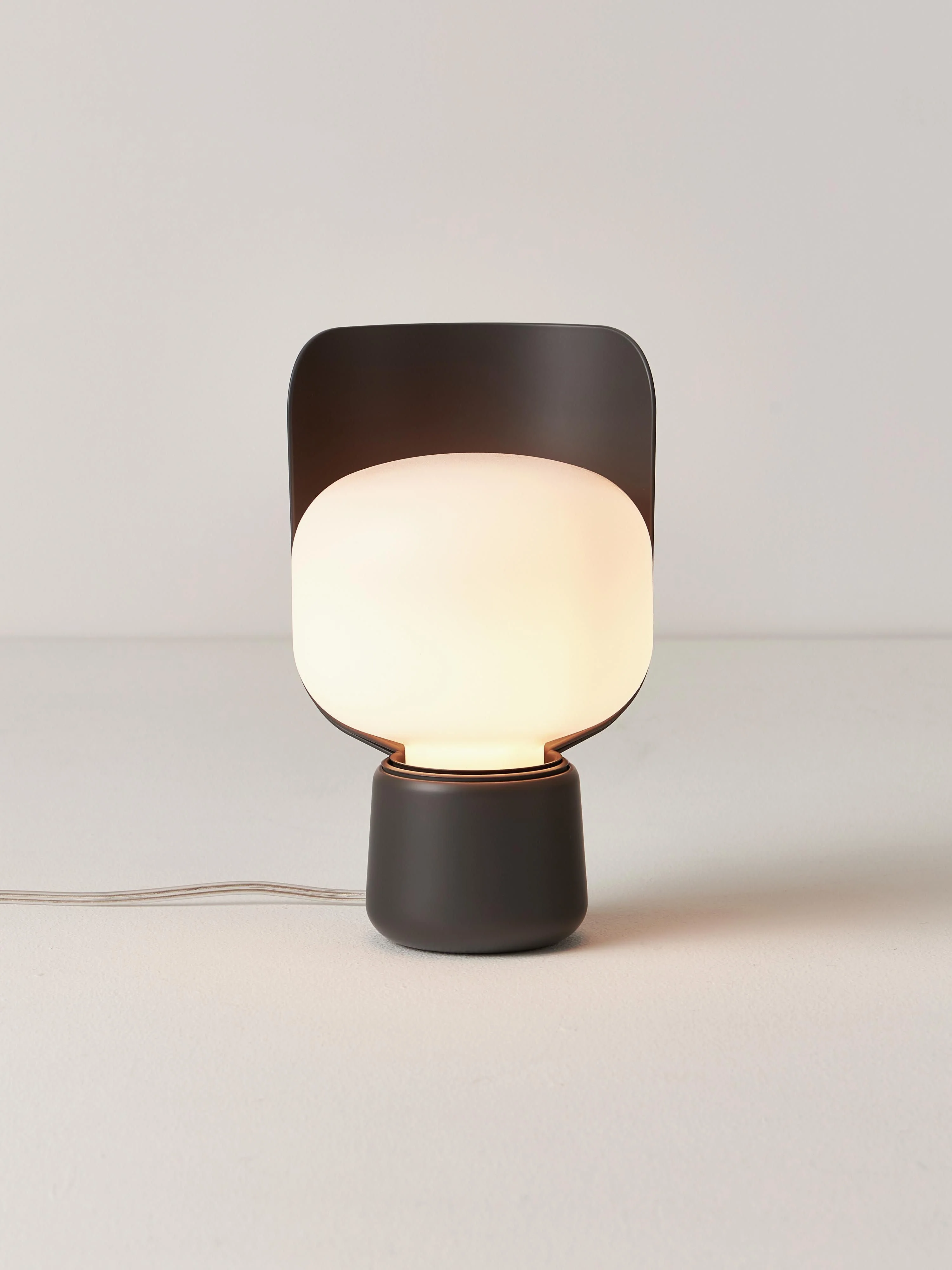 Kleine Tischlampe Blom, handgefertigt