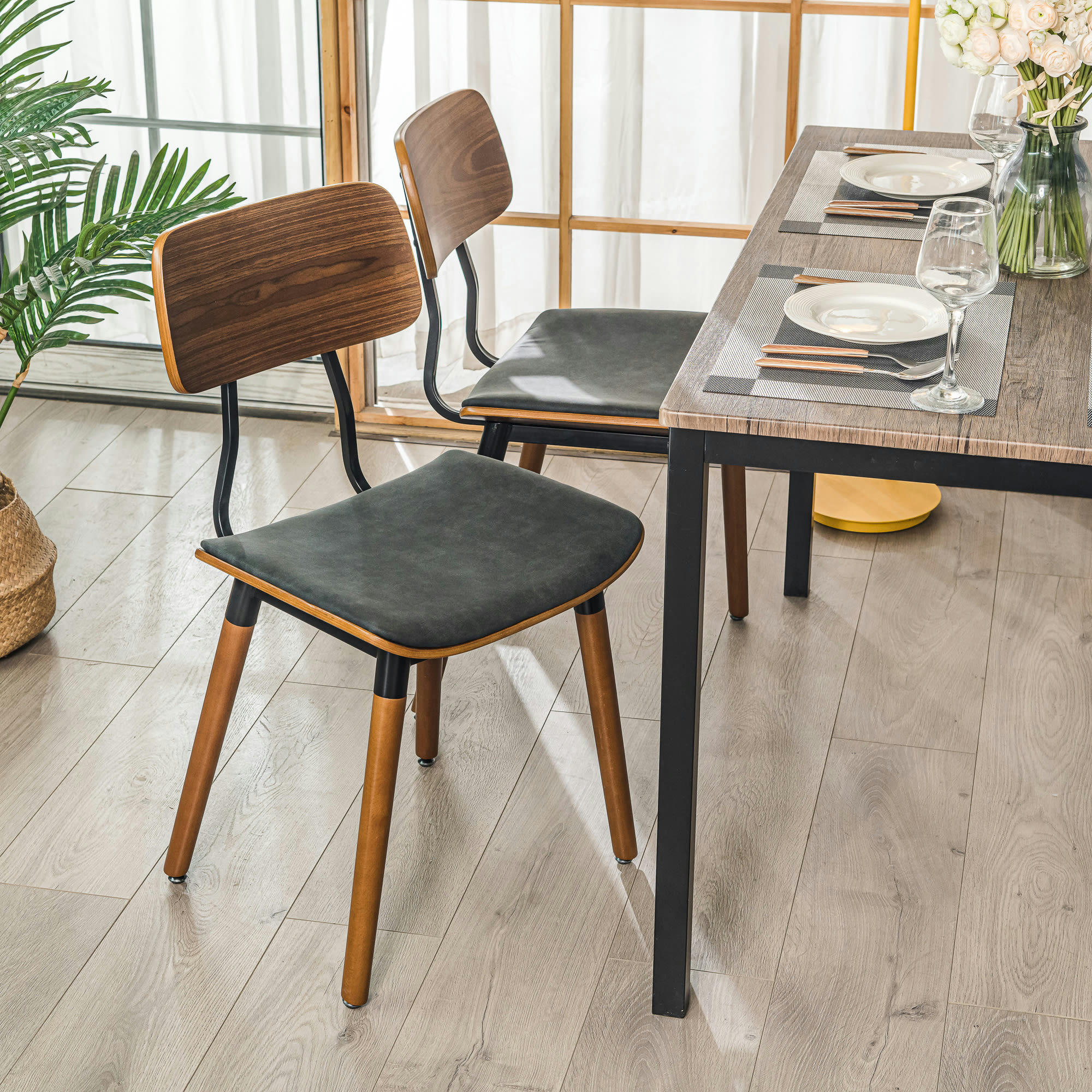 - Lot de 2 chaises en bois et simili noir