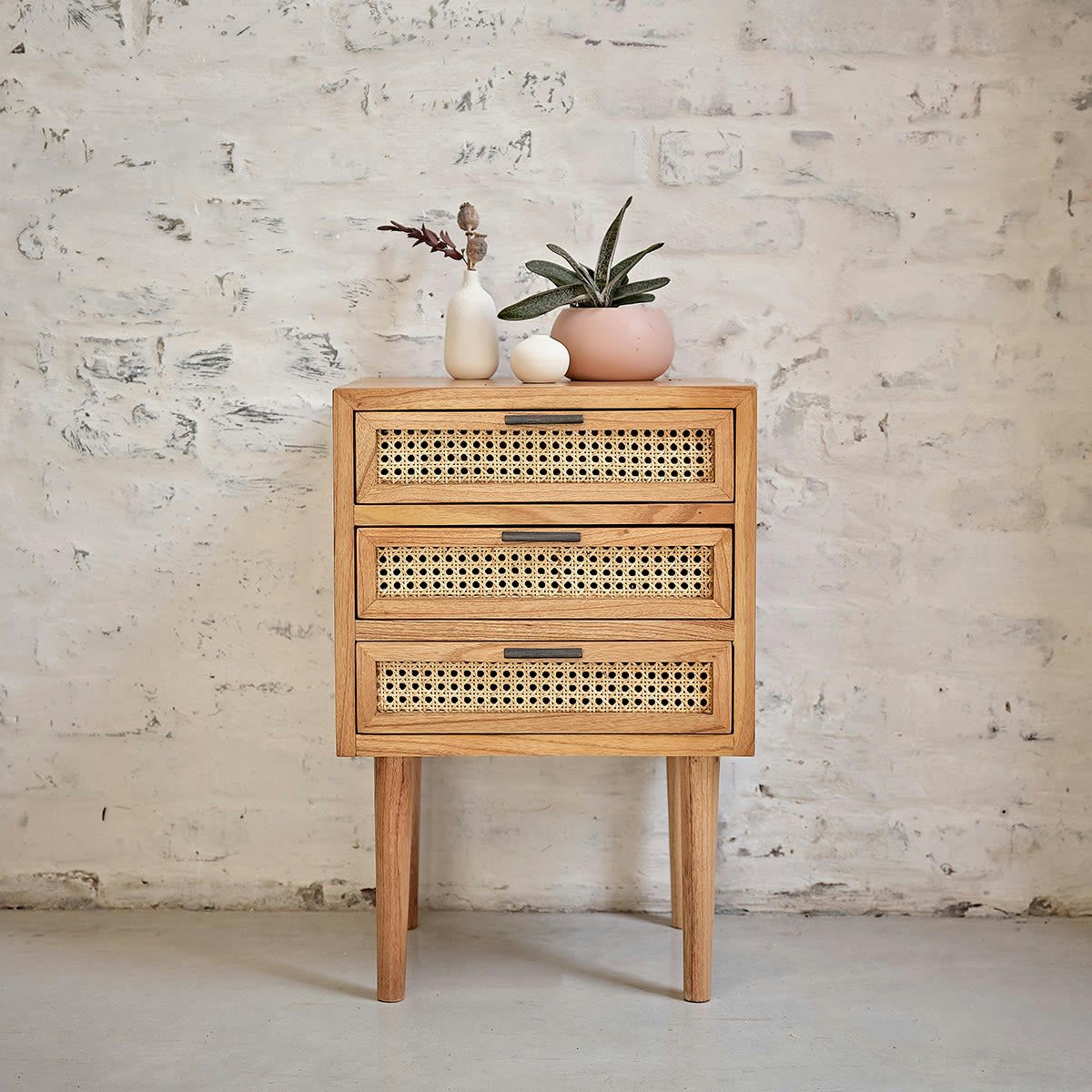 HANA - Table de chevet en mindi massif et cannage