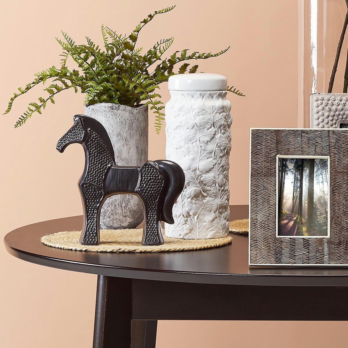 - Jarre à motifs texturé en porcelaine blanc H31