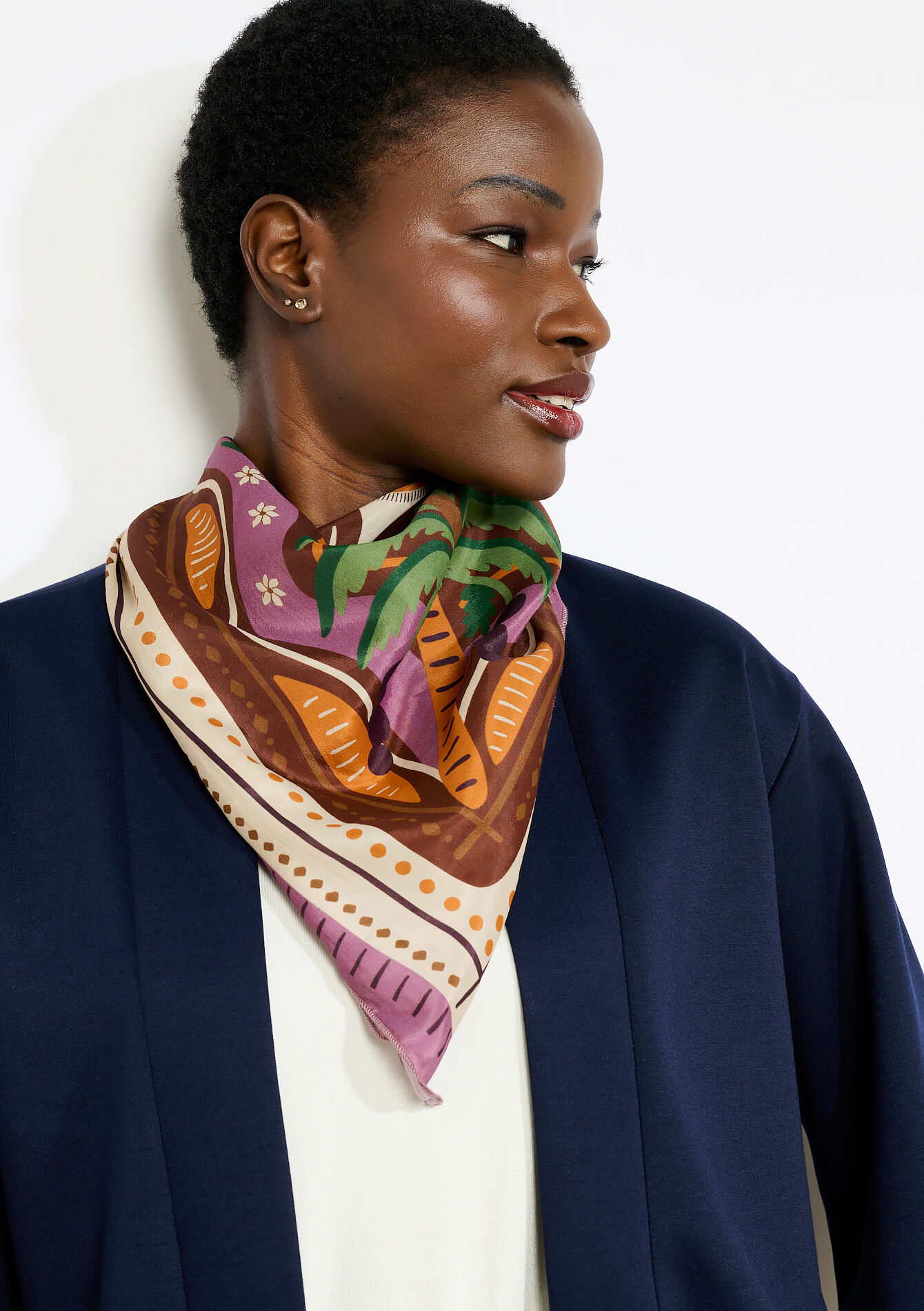 Zijden carr&eacute; met juweelaccent