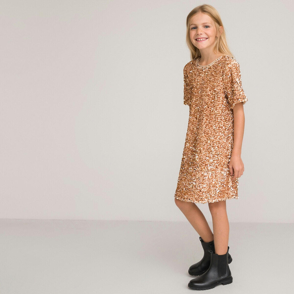 Robe à manches courtes et à sequins