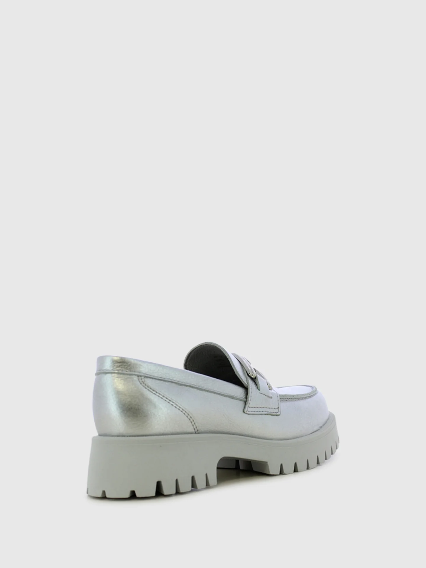 Loafers com Apliques Metálicos em Prateado