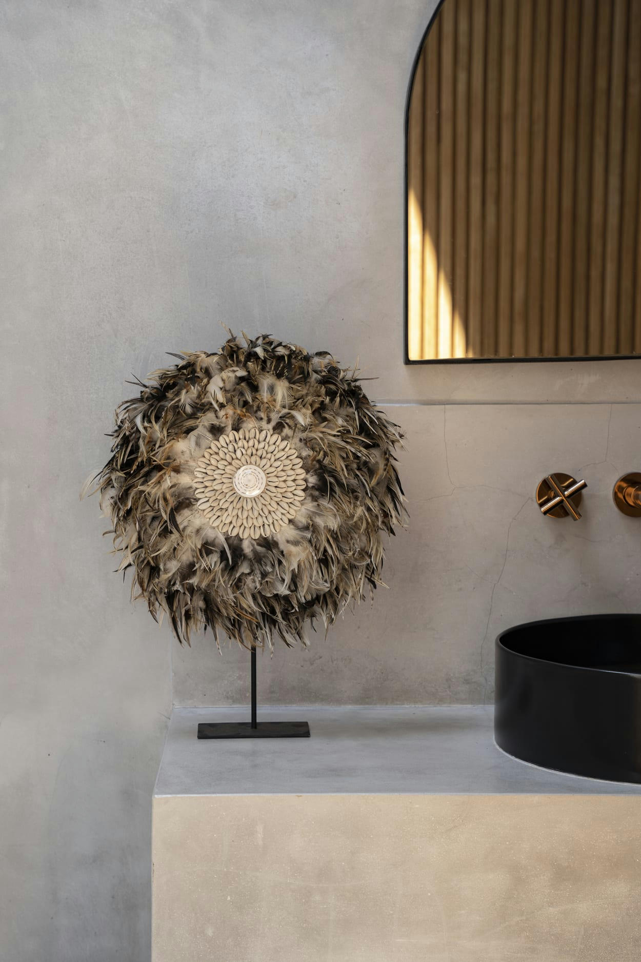 COASTAL JUJU - Figurine en plumes gris brun