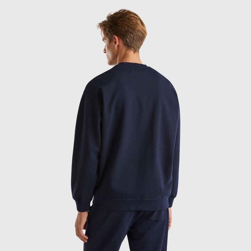 Sweatshirt with logo patch