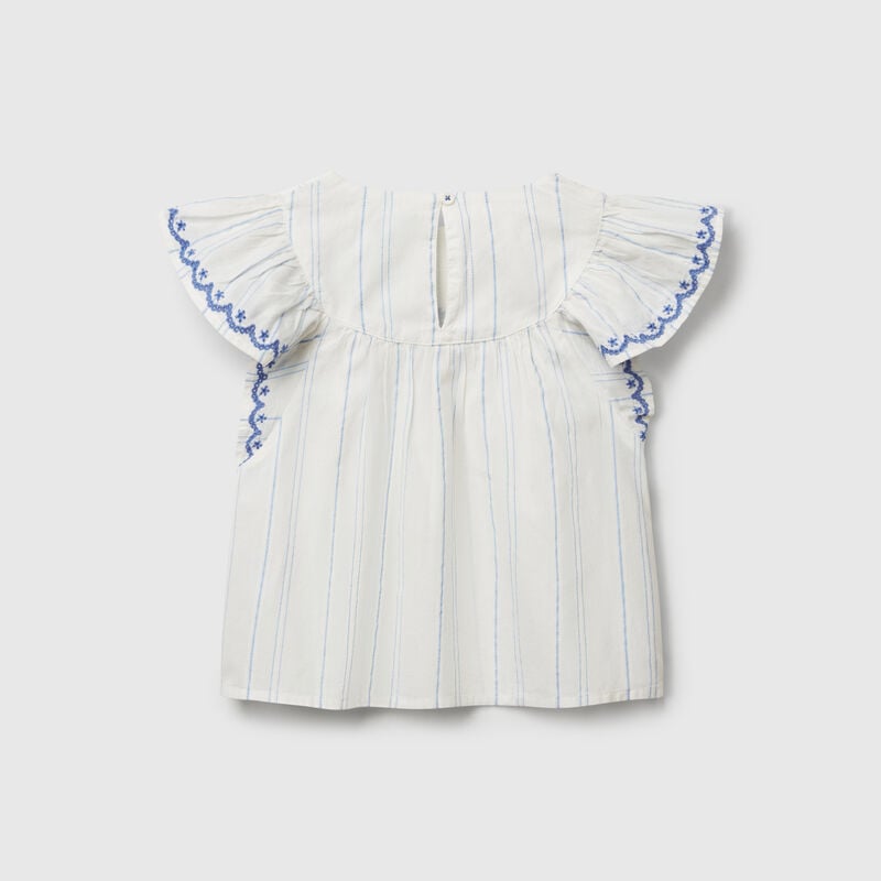 Blouse with floral embroidery