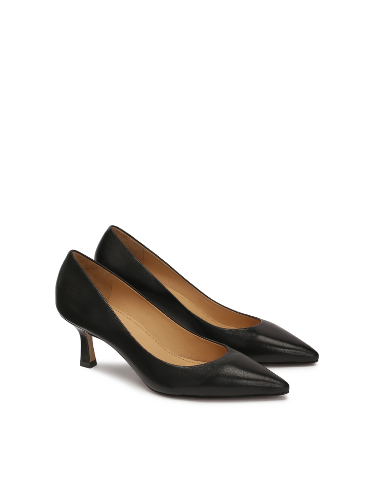 Timeless black low-heeled pumps