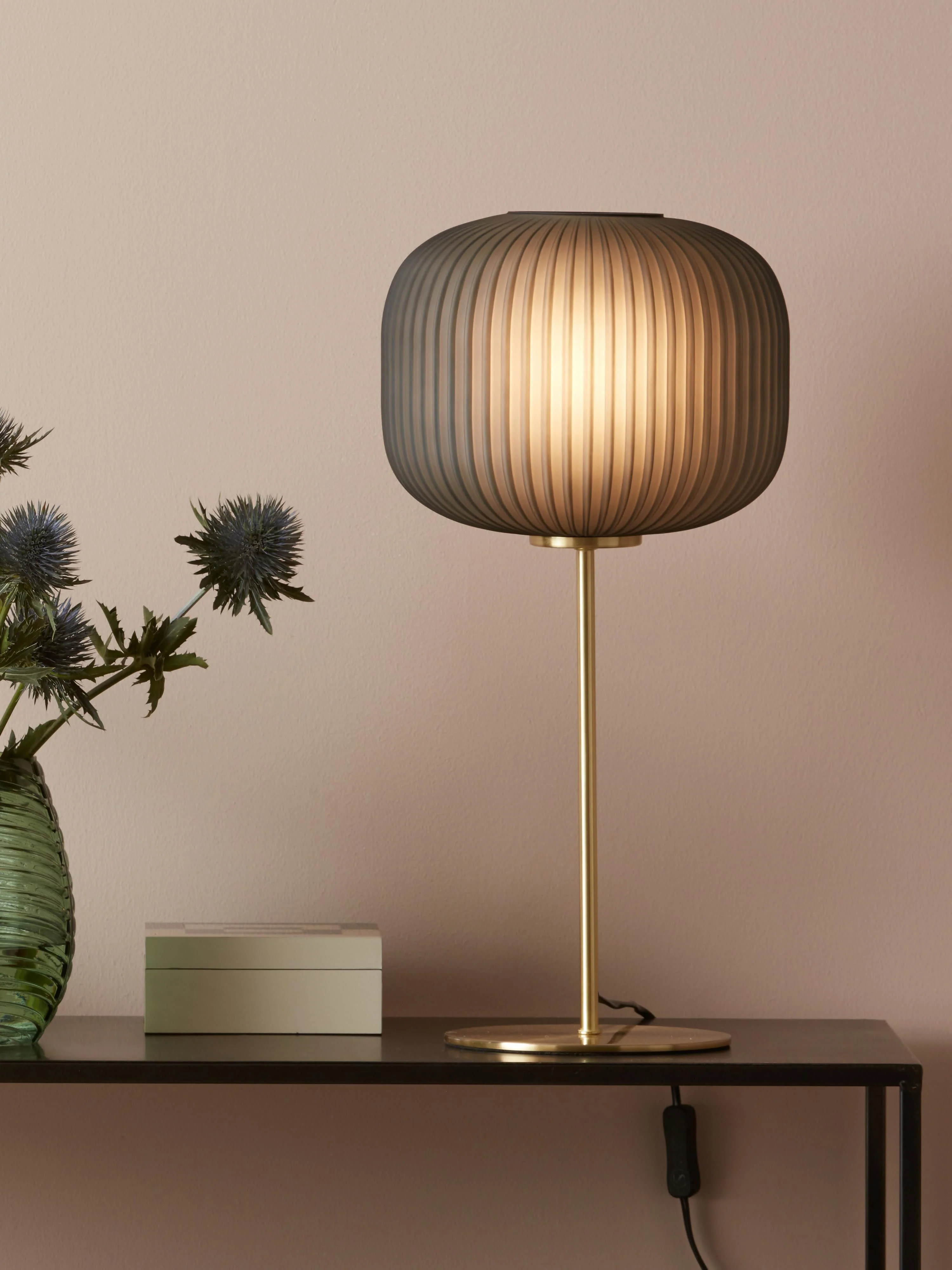 Große Tischlampe Sober mit Glasschirm