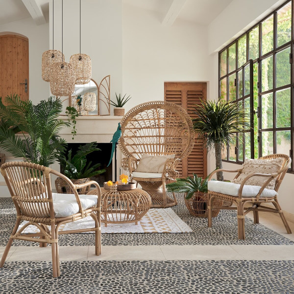 FOTEL RATTANOWY Takta z białą poduszą w stylu boho