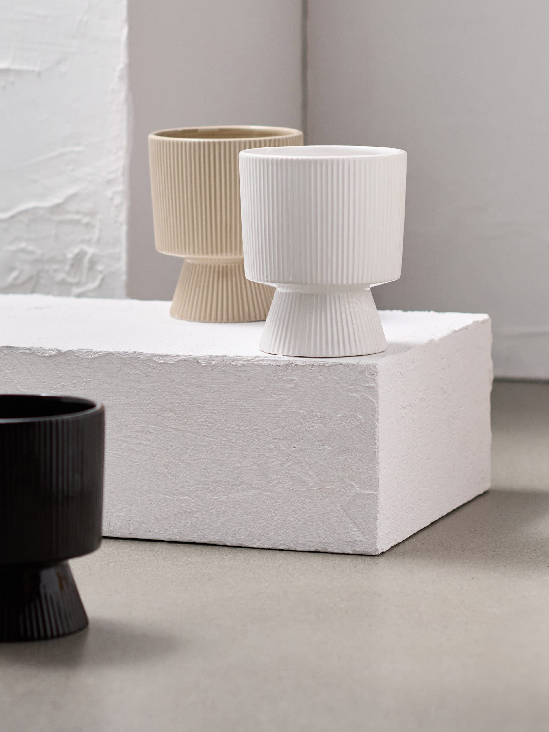 Ceramiczna doniczka na nóżce z ryflowaniem