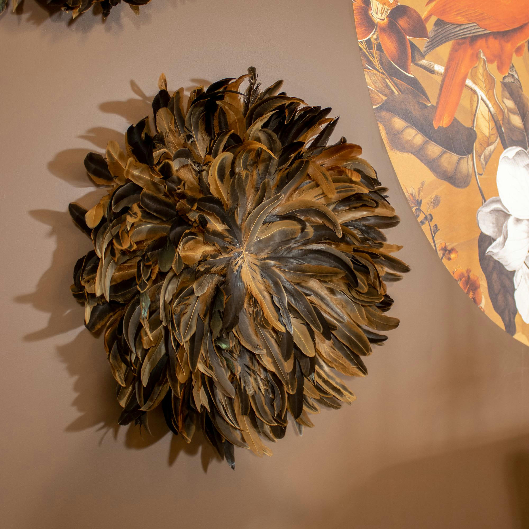 PLUMET - Décoration murale brun plumes de coq D50