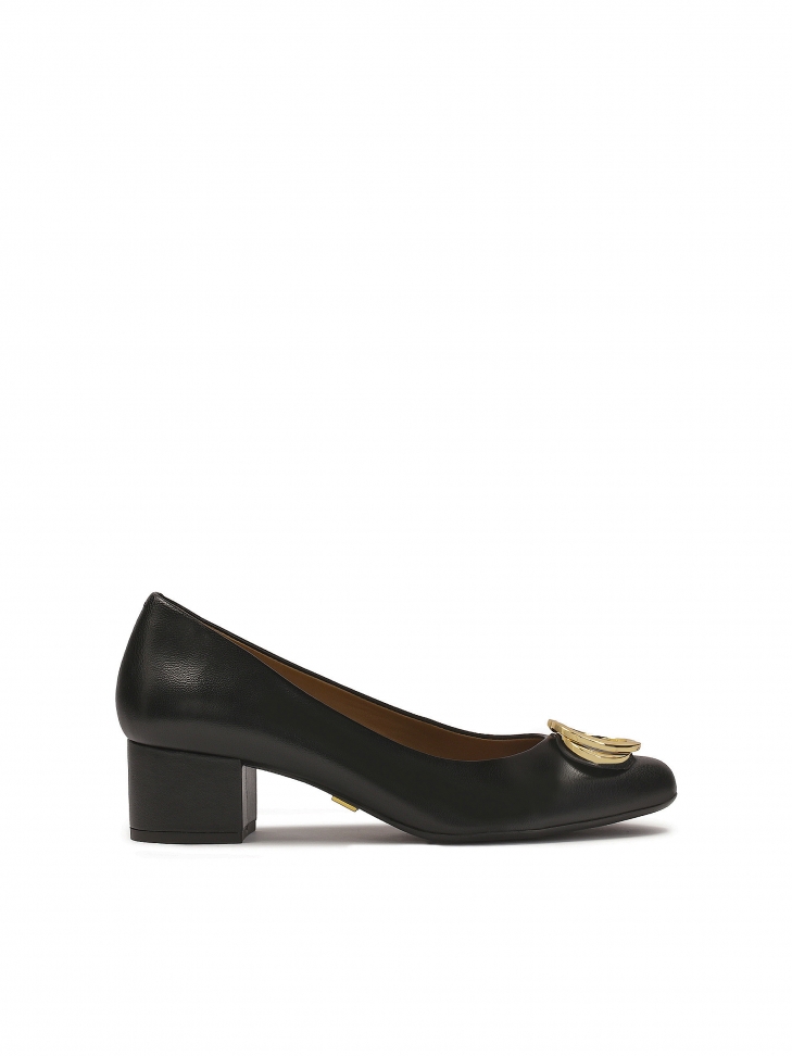 Low leather pumps with metal embellishment