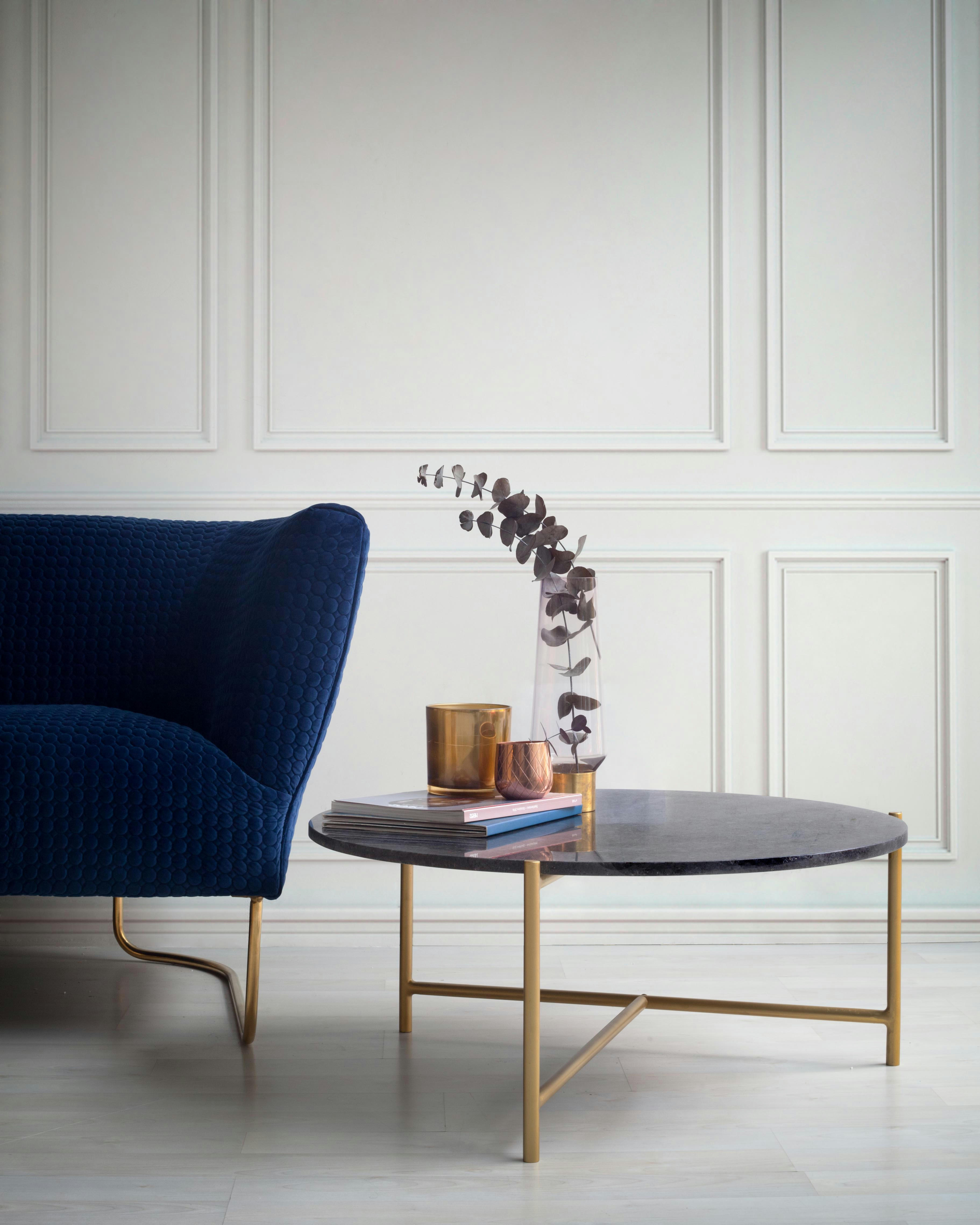 MORGANS - Table métallisée en marbre et fer noir.