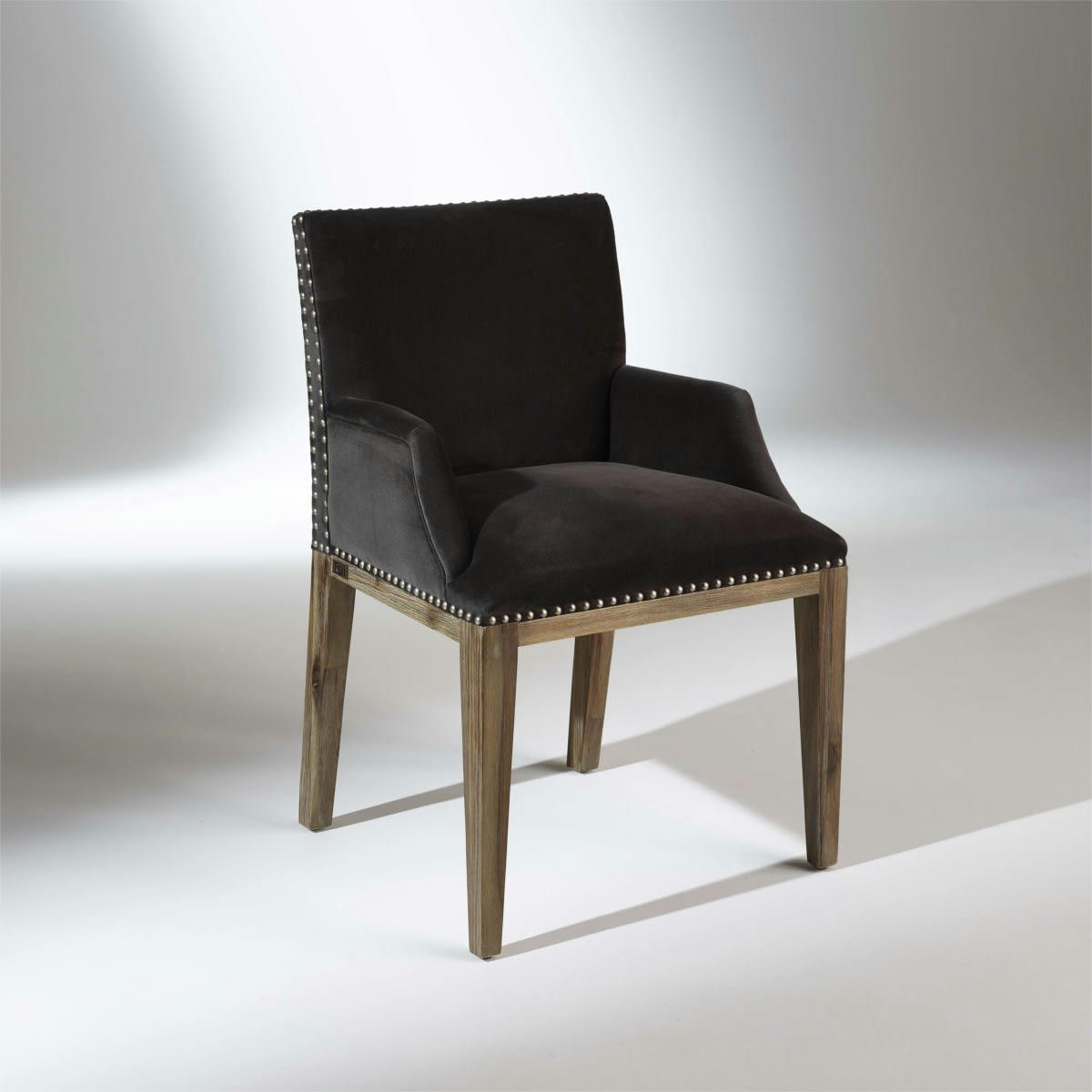 FORGE - KENZA - Fauteuil de table en velours et en bois clouté gris rhino