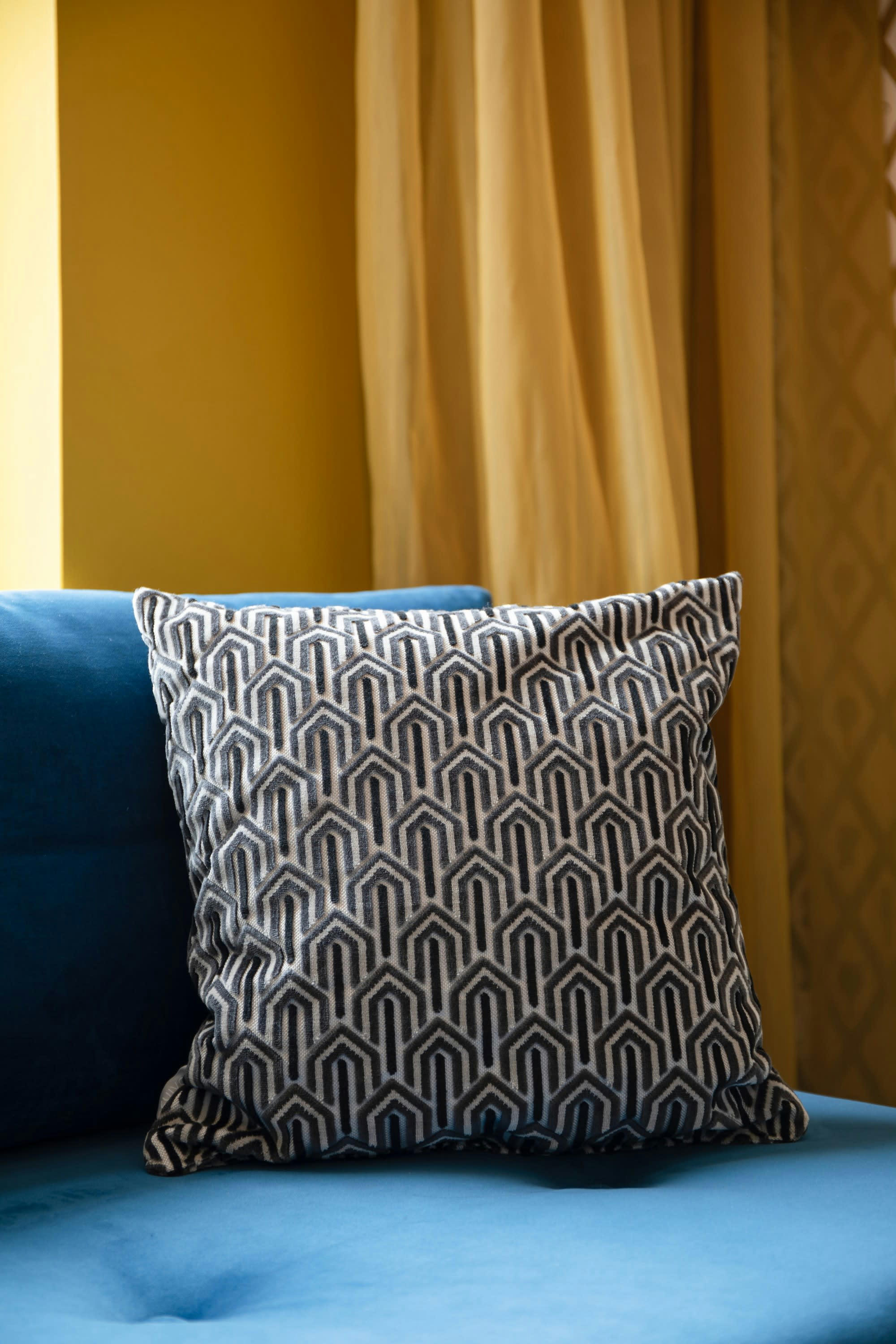 BEVERLY - Coussin en tissu noir