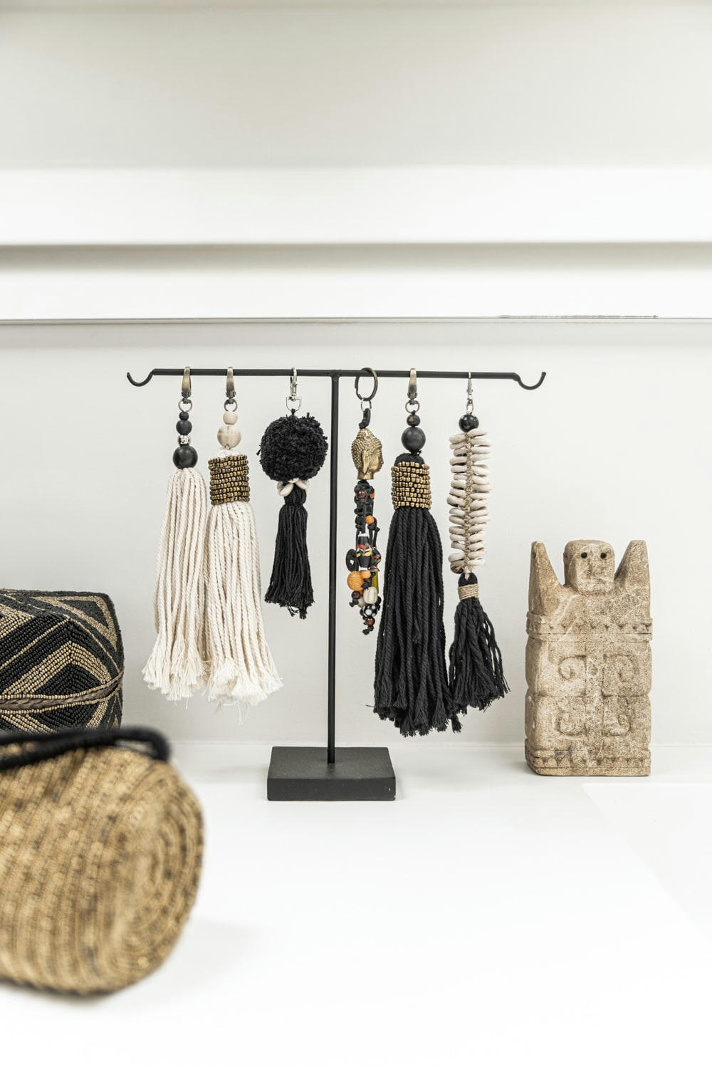 WOODEN BEADS - Porte-clés en coquillage et cotton noir naturel