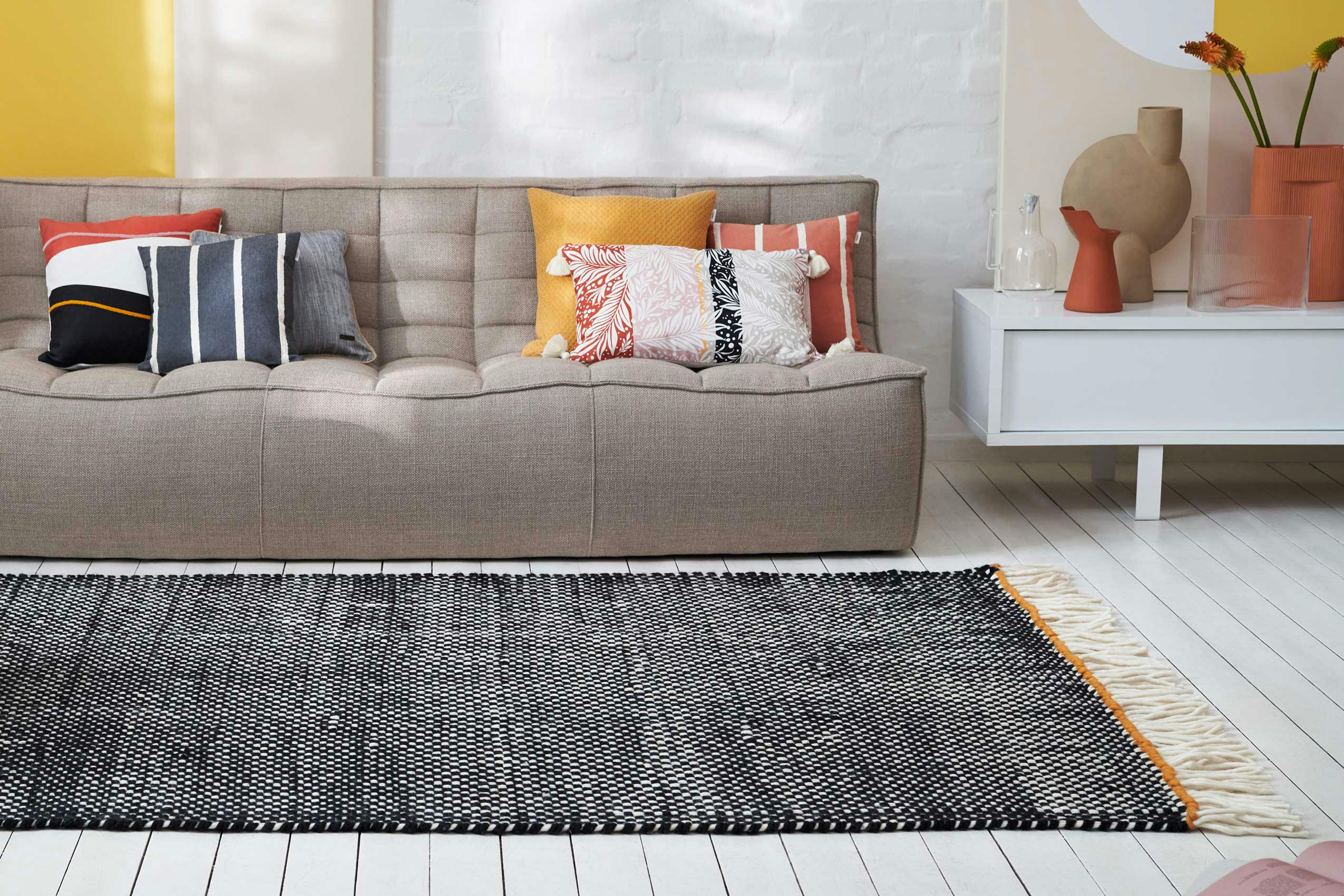 CASA - Tapis plat tissé main pure laine vierge à franges noir 80x150