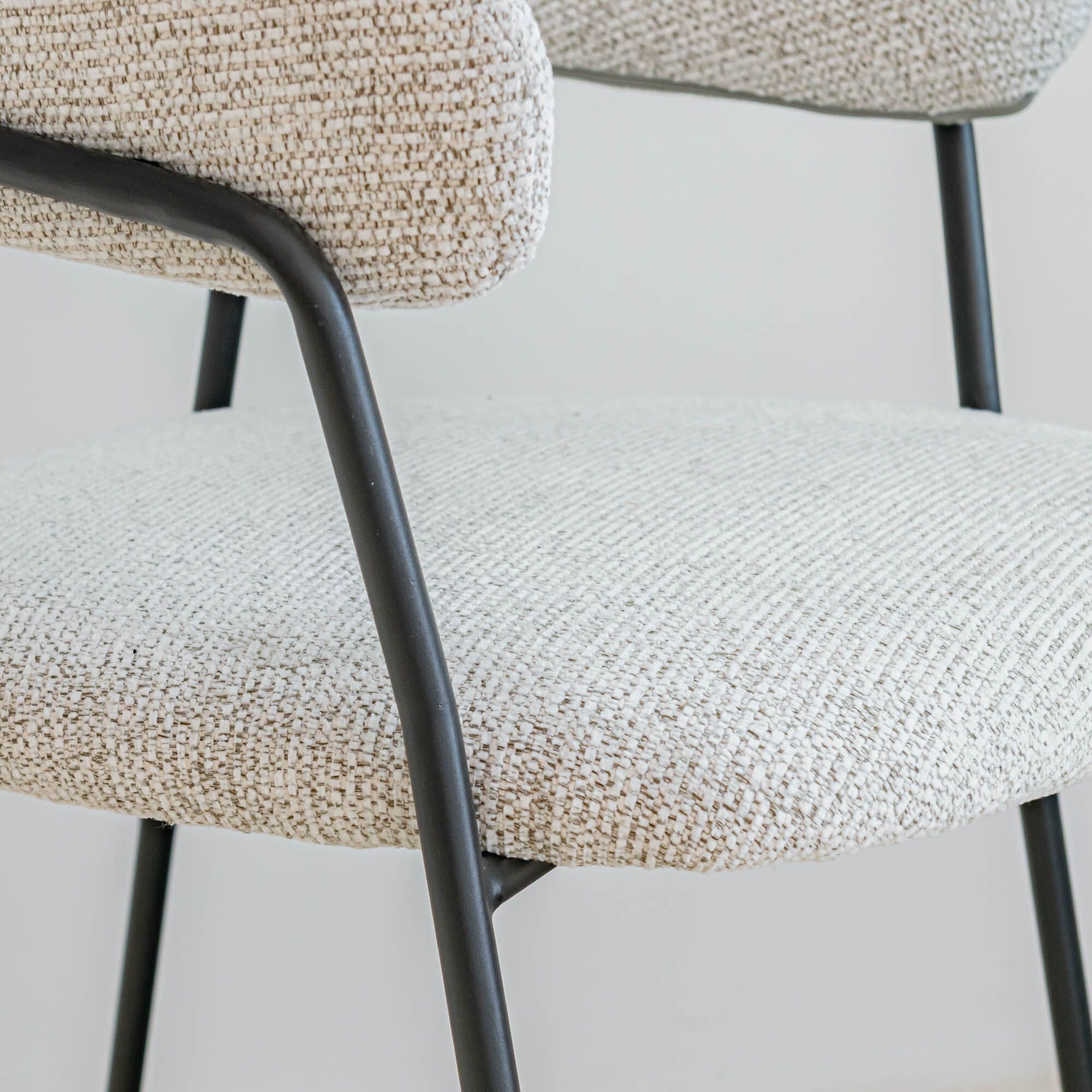 PEYRUIS - Chaise de repas avec accoudoirs en tissu - beige