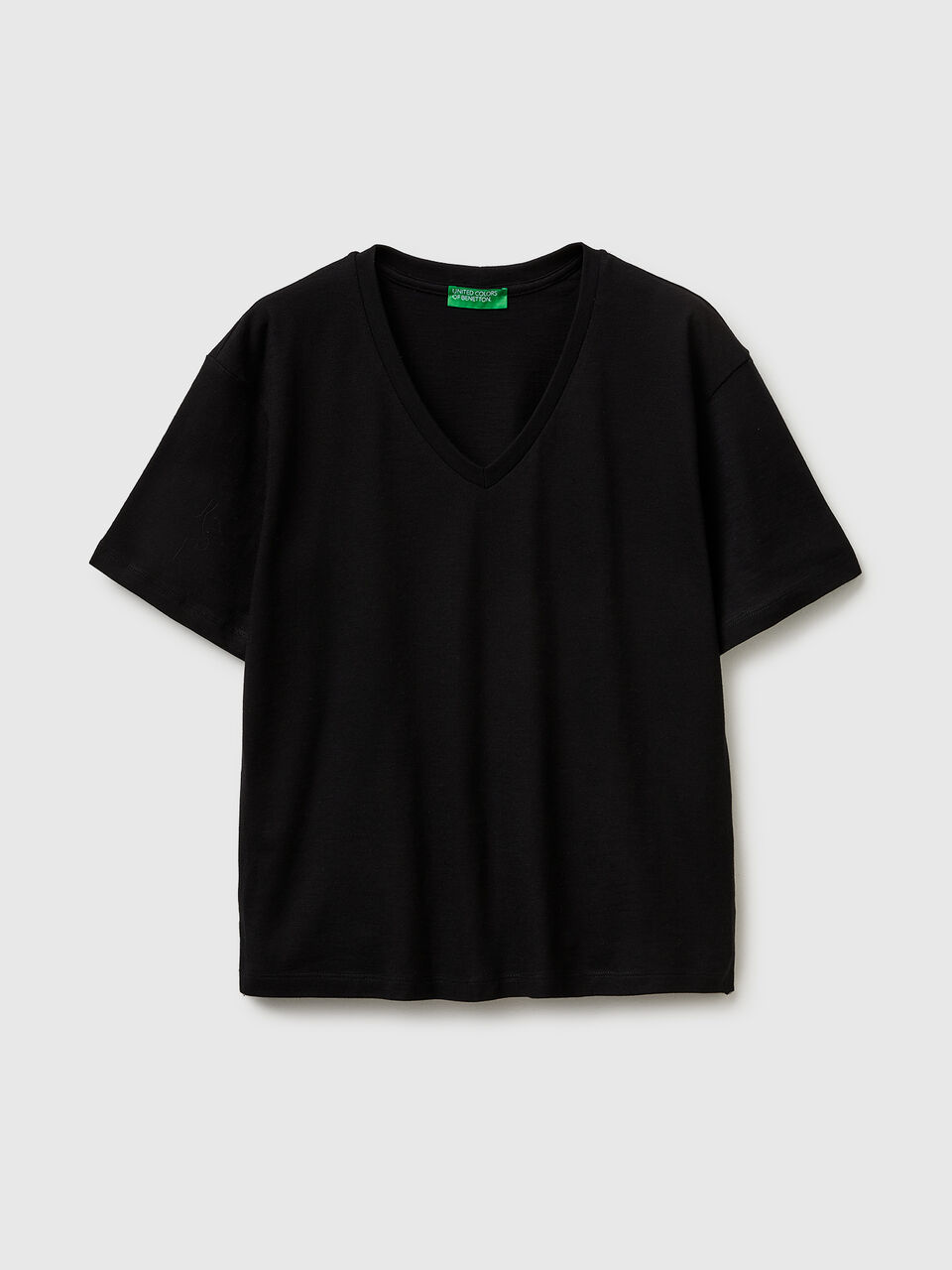 V-neck t-shirt in lightweight cotton