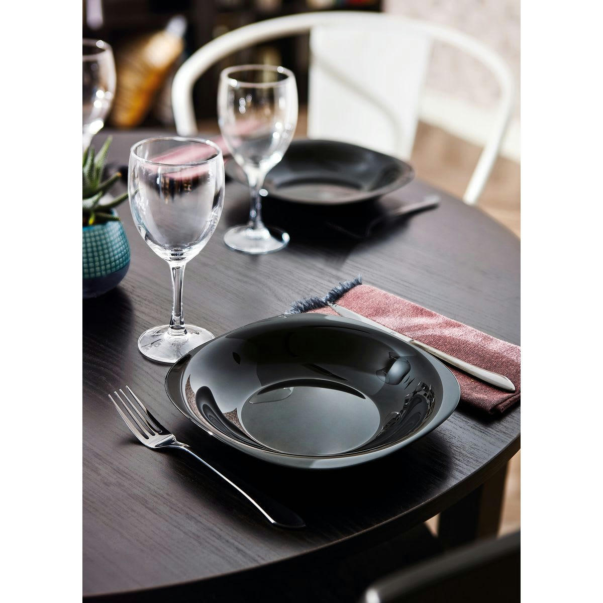 CARINE - Assiette creuse noire 23,7 x 21,2 cm