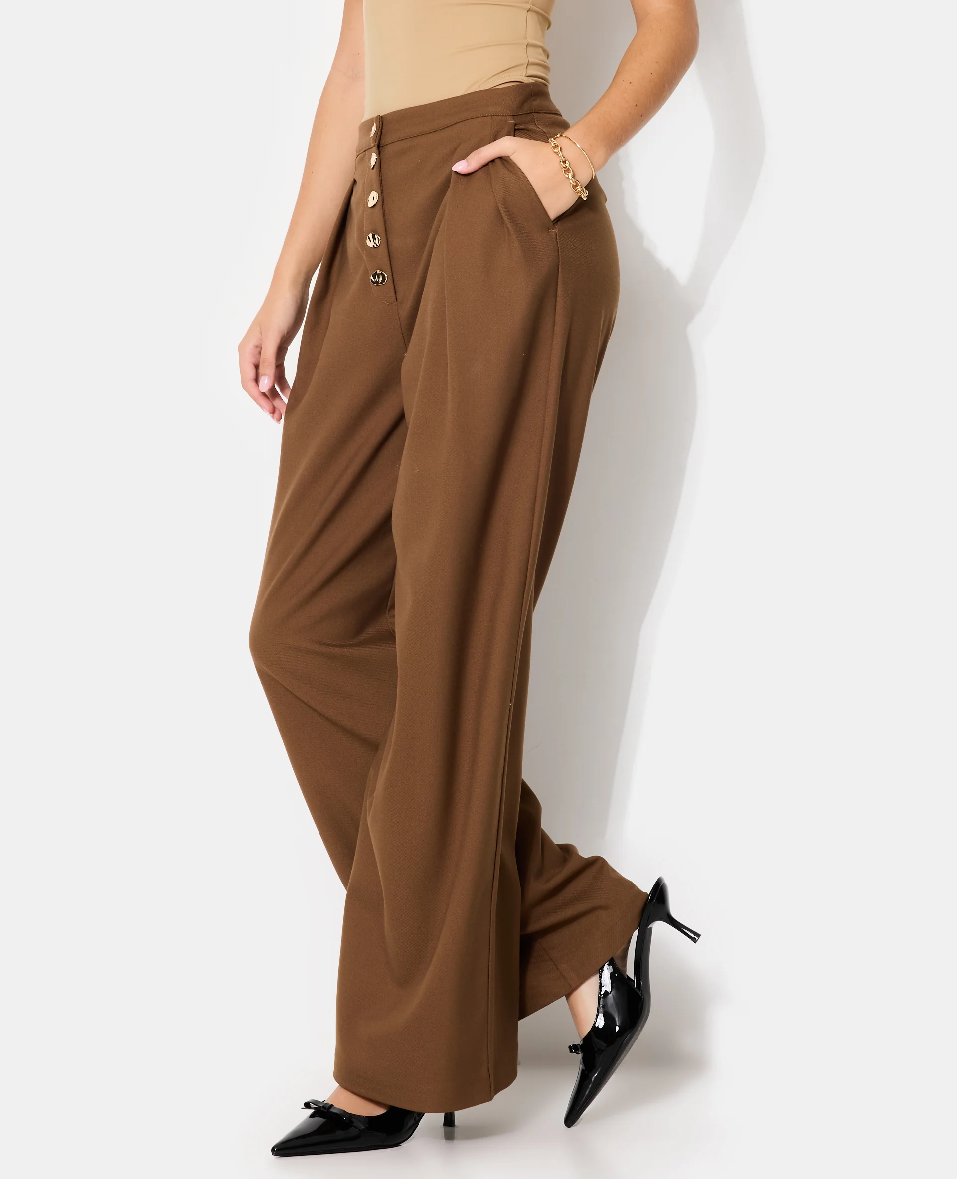 Pantalon droit et large avec boutons fantaisie