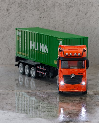 1:18 Scale 9-Channel Alloy Remote Control Container Truck with Lights & Sound for Indoor Play