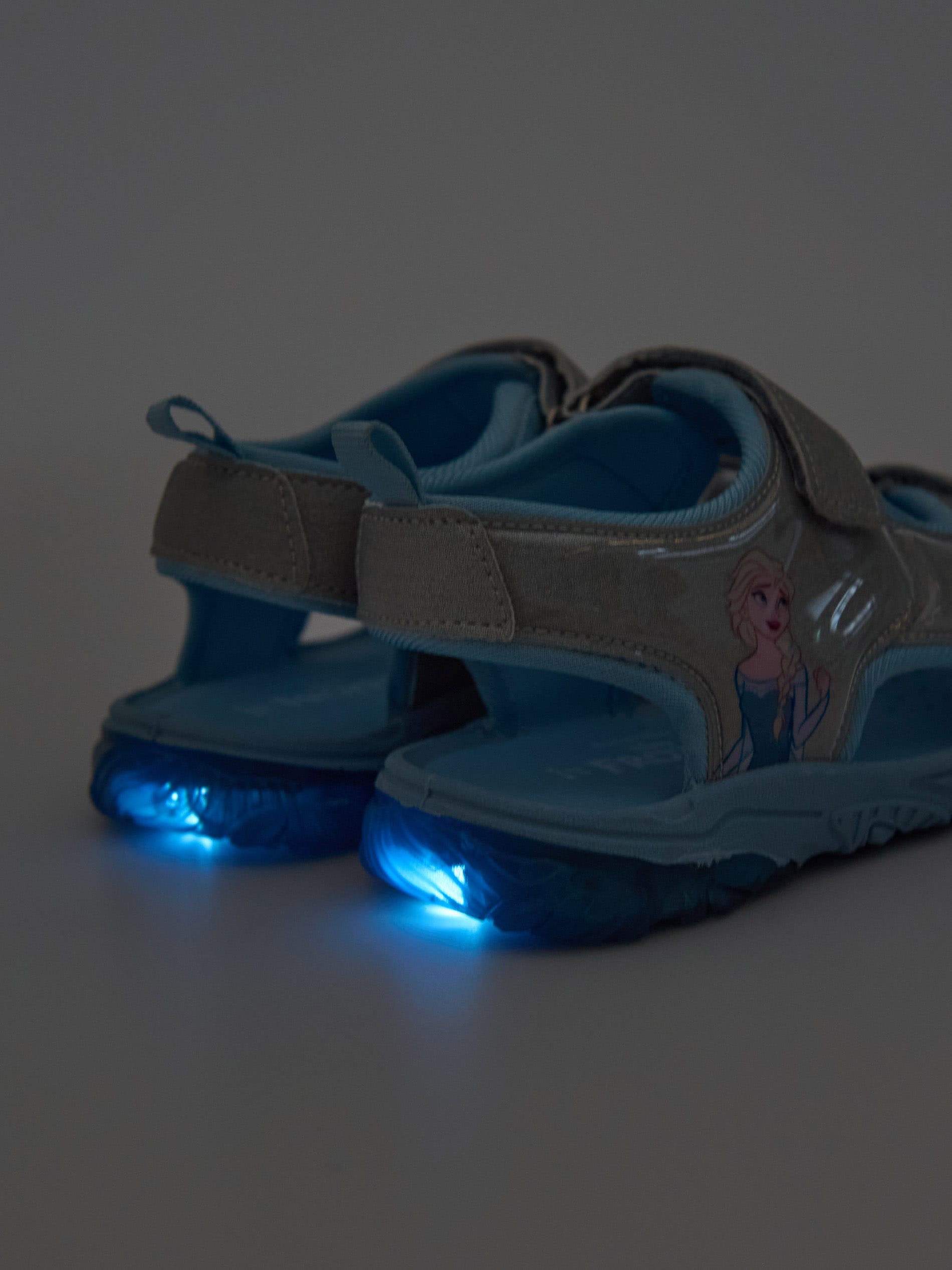 Sandały z lampkami LED w podeszwie Frozen