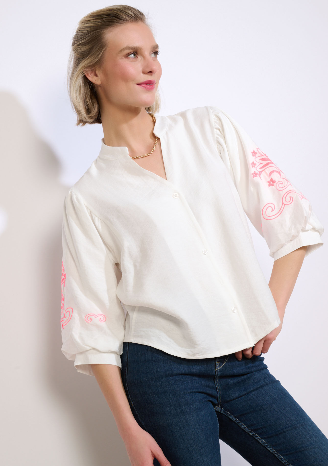 Hemd met geborduurde mouwen