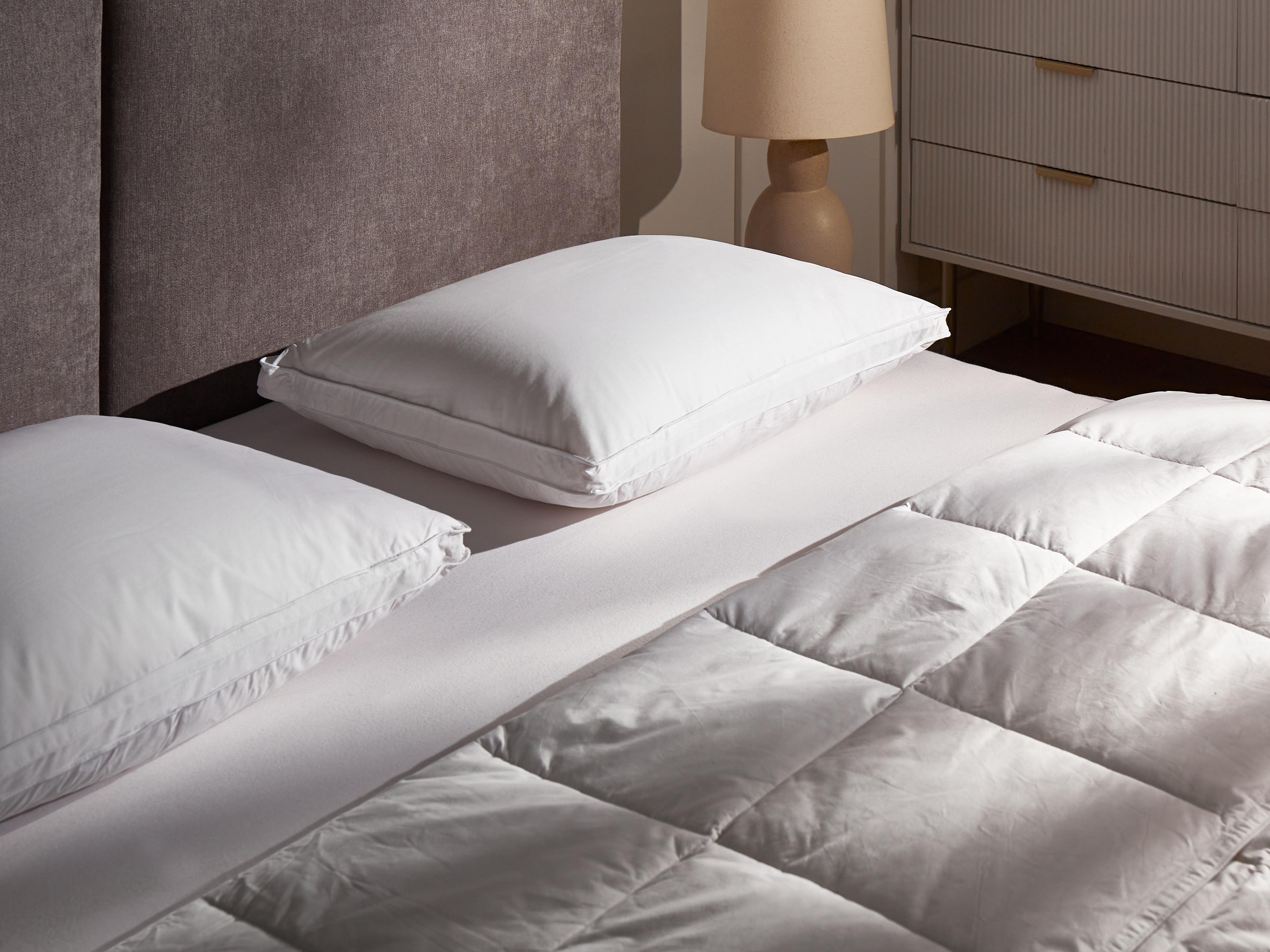 Set of 2 Bed Pillows FELDBERG High Duck Feathers and Down 50 x 60 cm White
