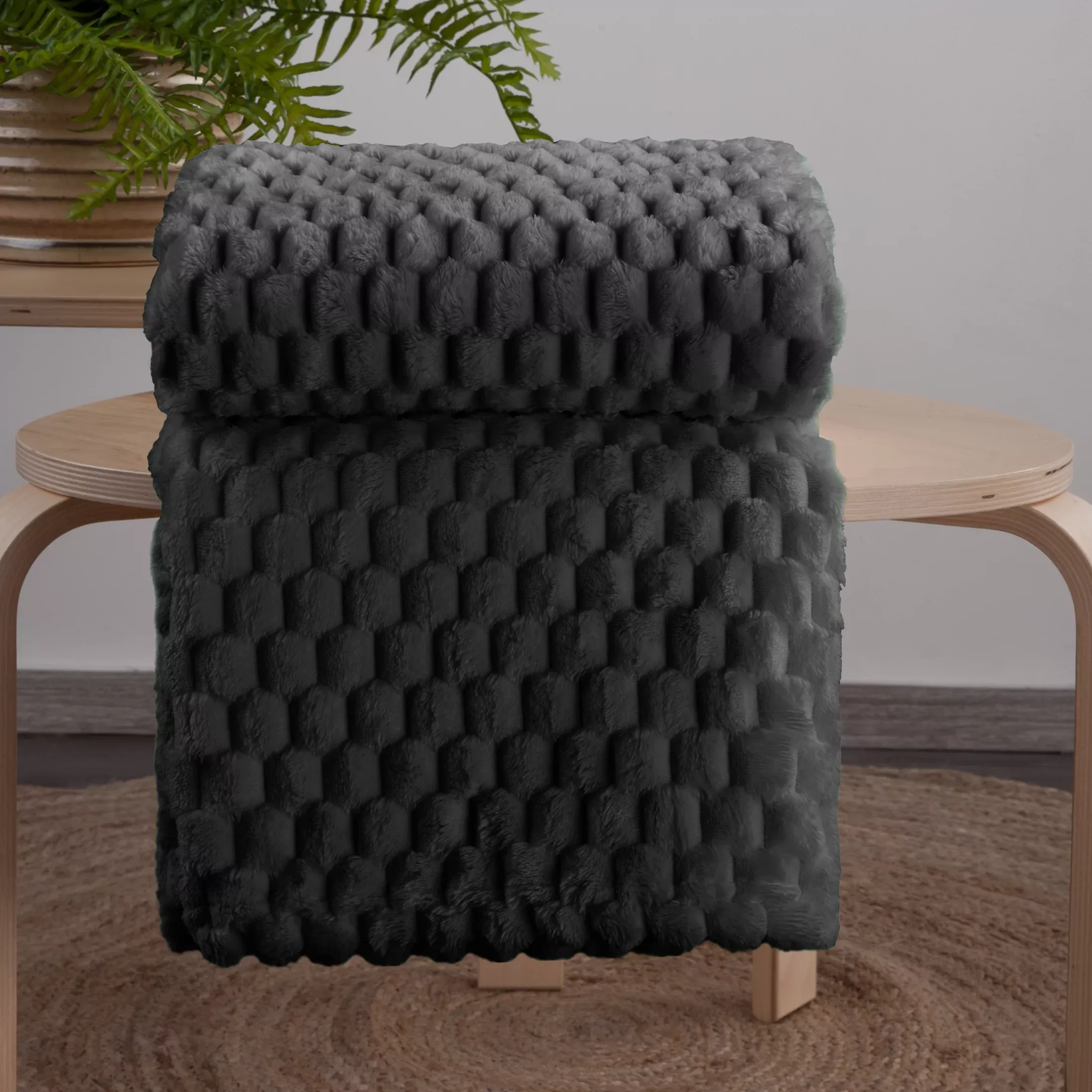 Koc 200x220 cm czarny bardzo miękki w dotyku z wytłaczanym wzorem 3D CINDY 6 Design 91