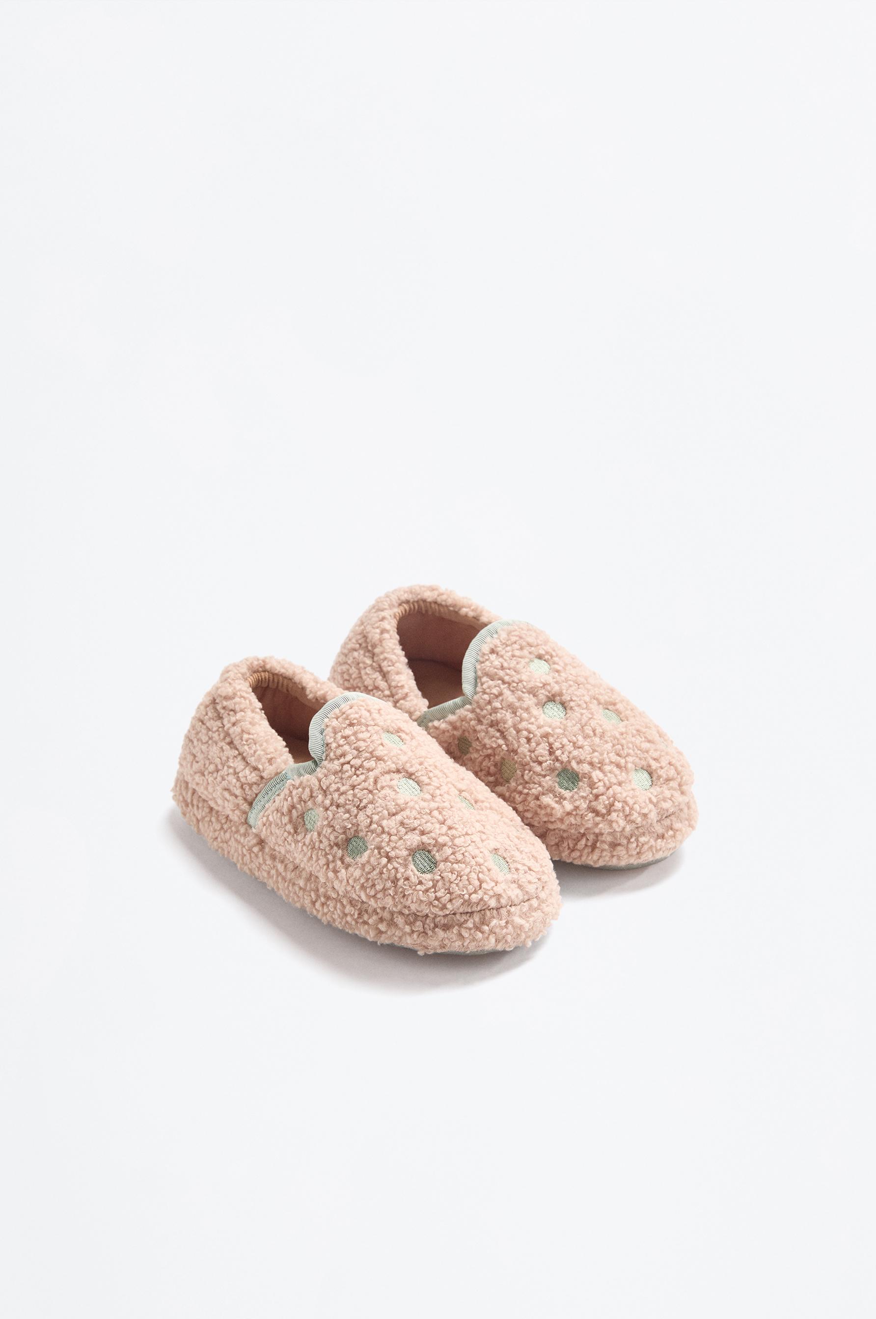 Zapatilla de casa suave topos