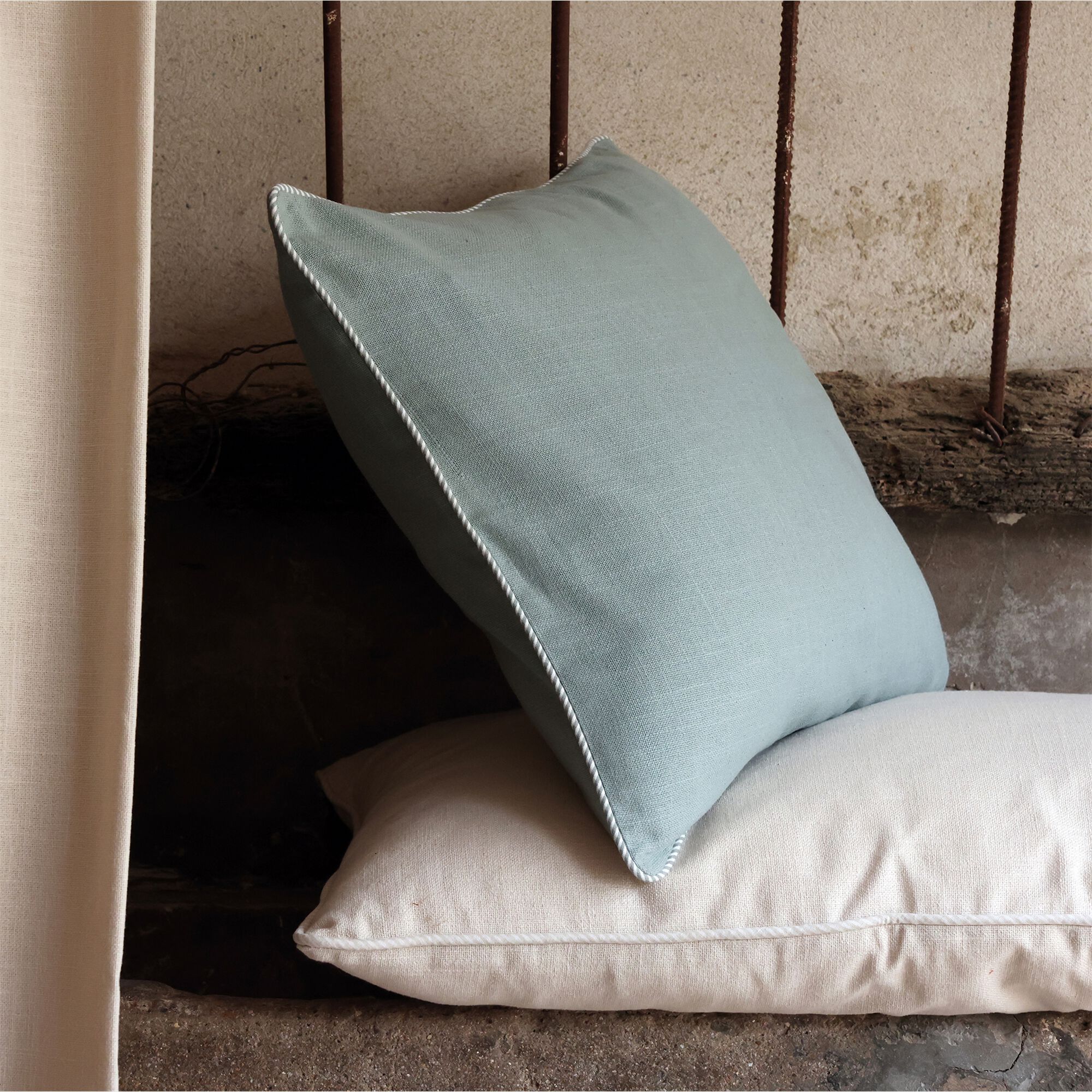 ARLES - Coussin à passepoil bicolore en coton 45x45cm - bleu calaluna