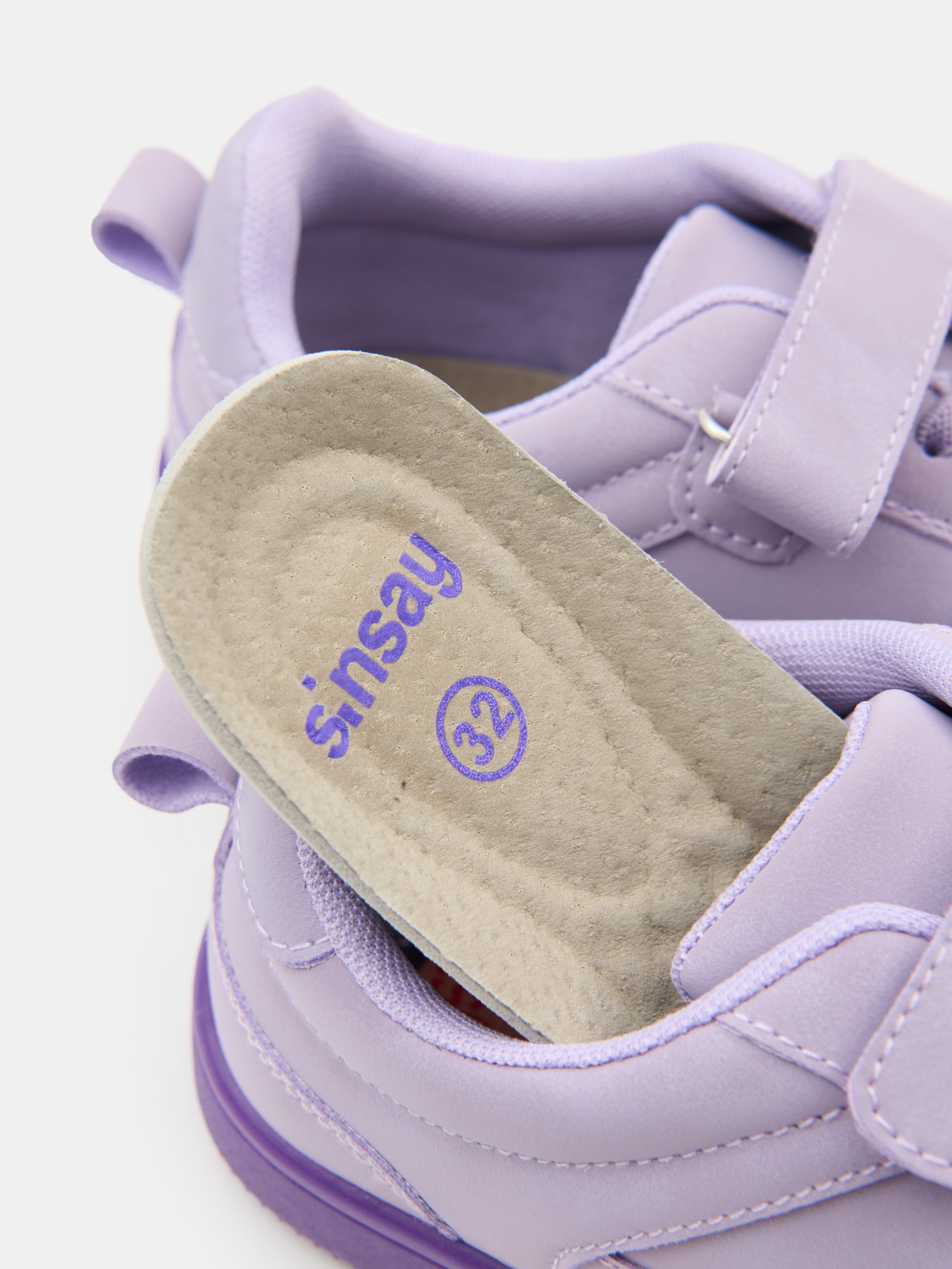 Sneakersy z imitacji zamszu ze skórzaną wkładką