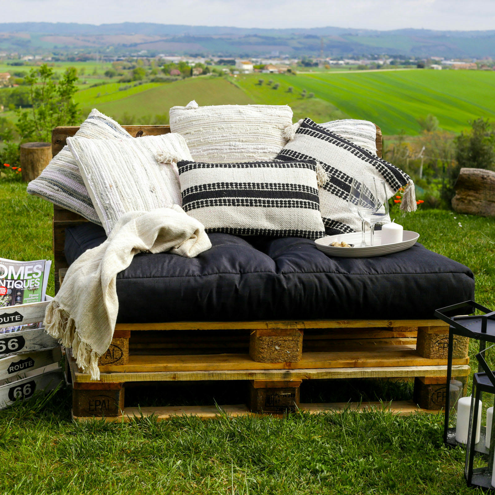 - Coussin décoratif beige et noir à pompons 30x45 cm