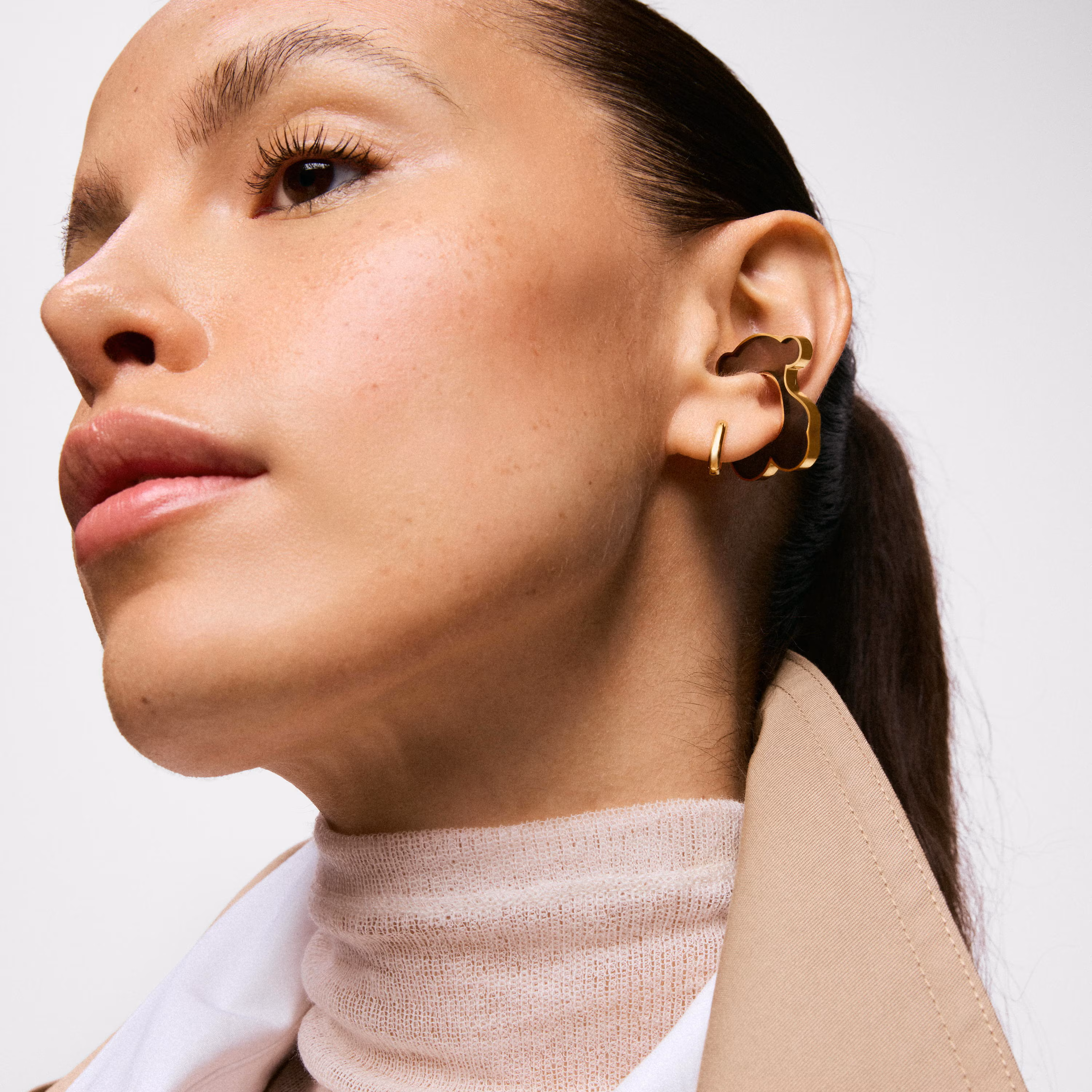 Earcuff oso de acero dorado y resina negra Galaxy