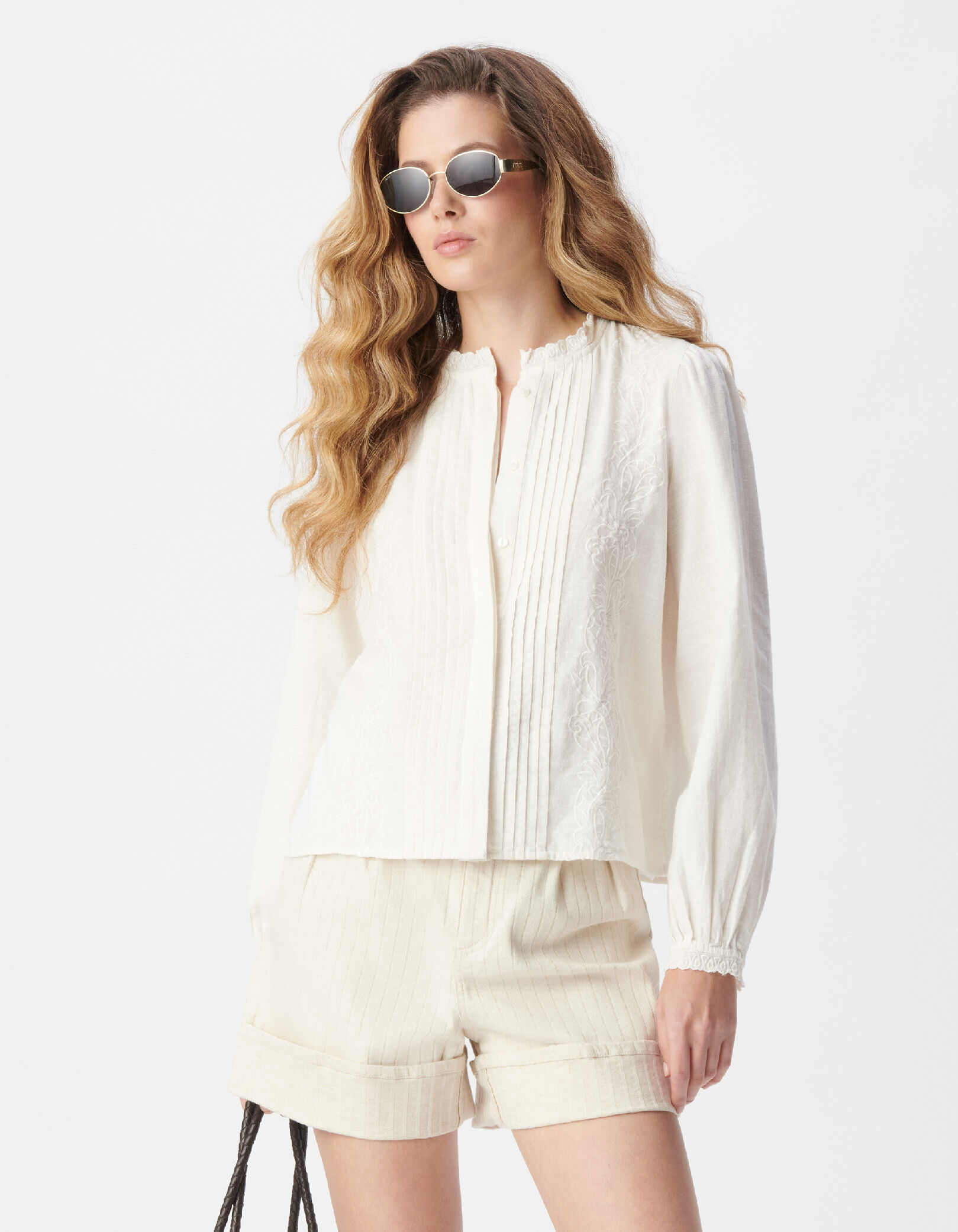 Blouse blanche broderies et plis plats Femme