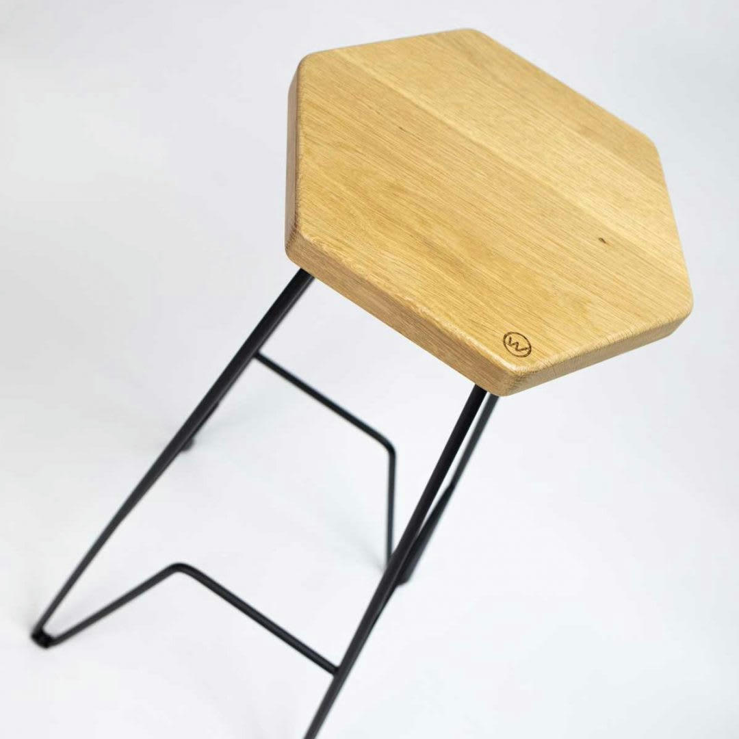 WOOD - Tabouret bar en chêne massif gravure Wood H79 cm